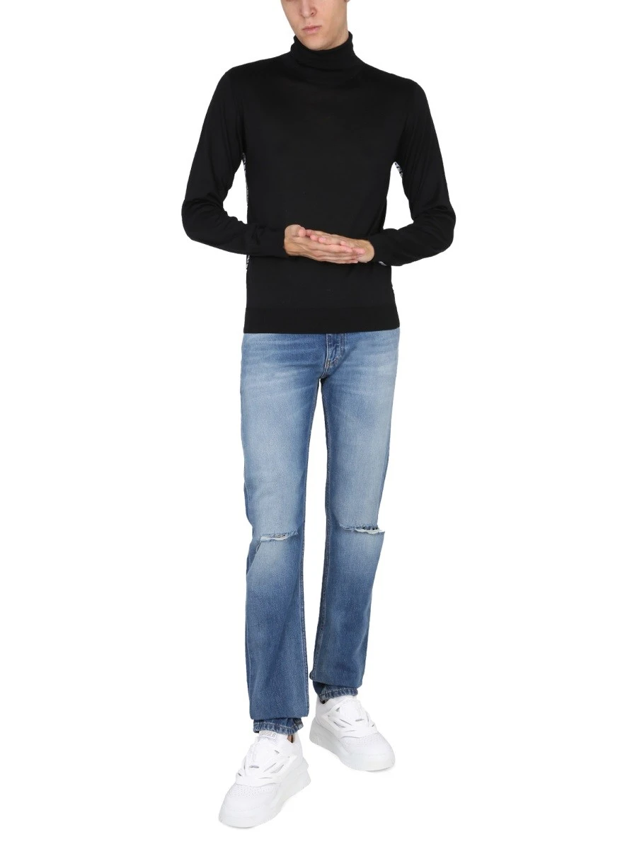 JEANS CON PATCH LOGO.webp