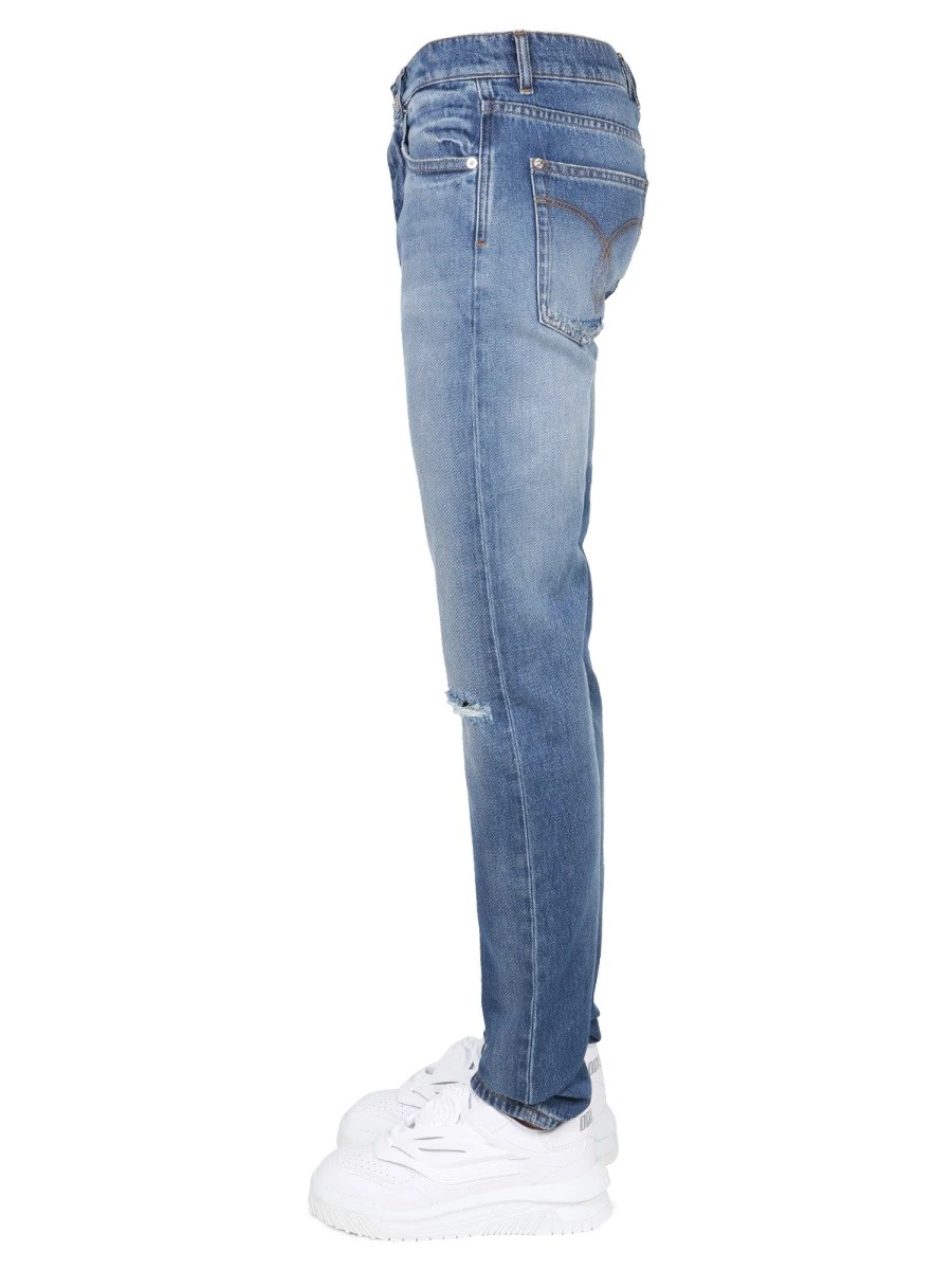 JEANS CON PATCH LOGO.webp