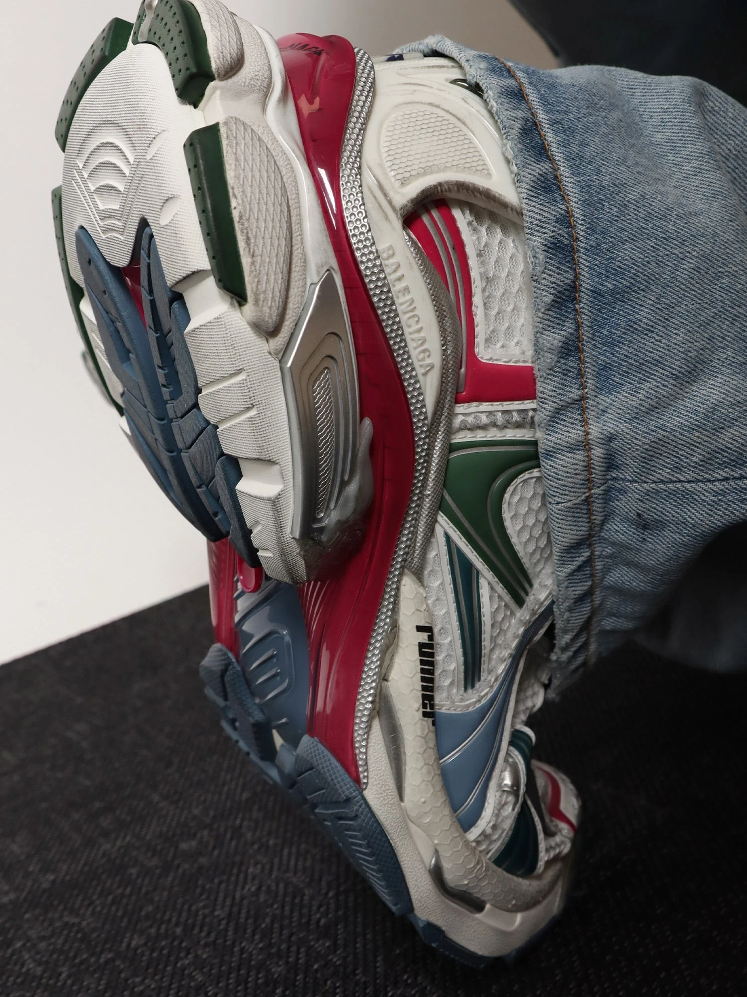 Runner low-top mesh sneakers.webp