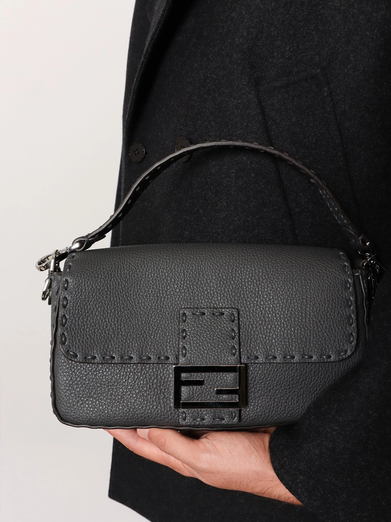 Baguette leather shoulder bag with Selleria stitchings.webp