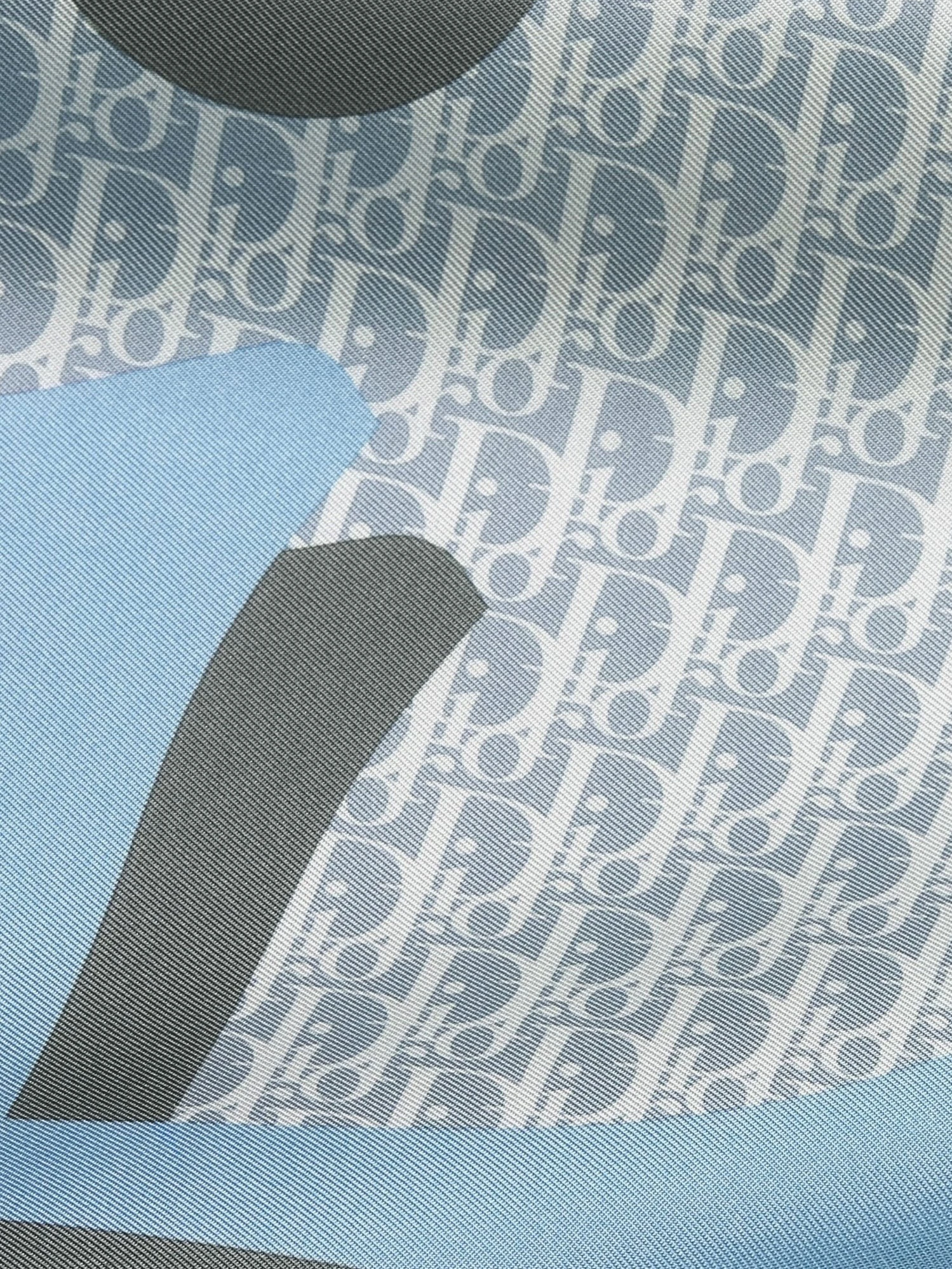 Dior Infini 70 squared foulard.webp