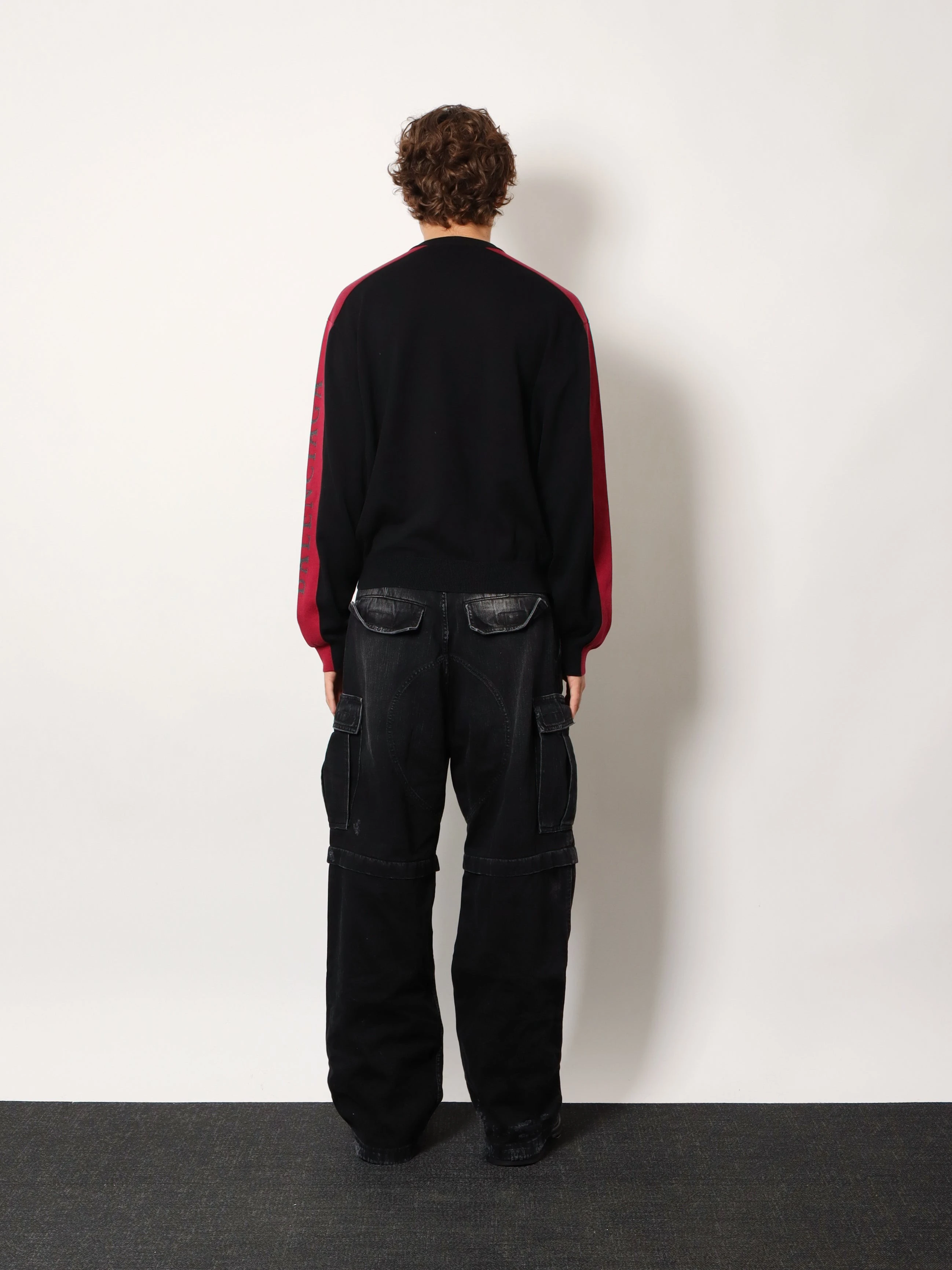 Cotton sweater with logo on the front.webp