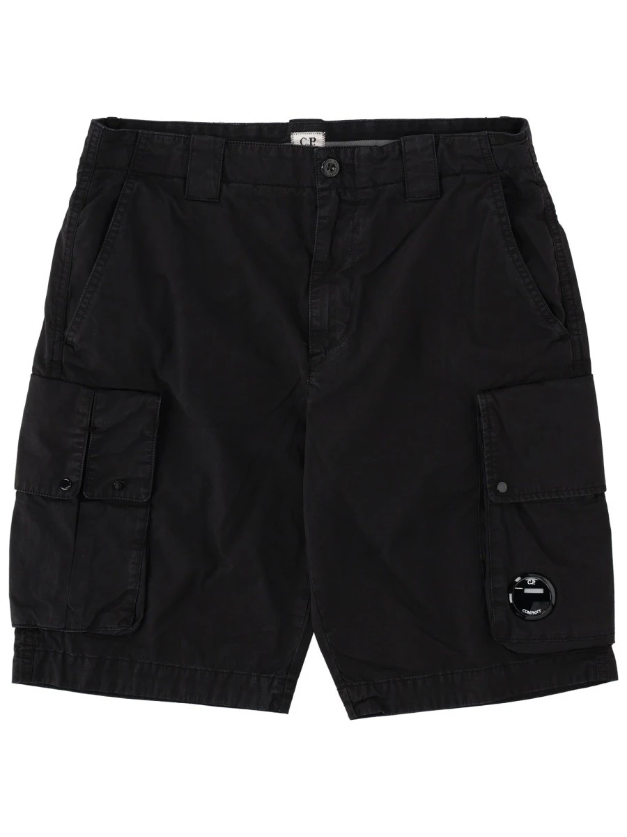 SHORTS CARGO CON PATCH LOGO.webp