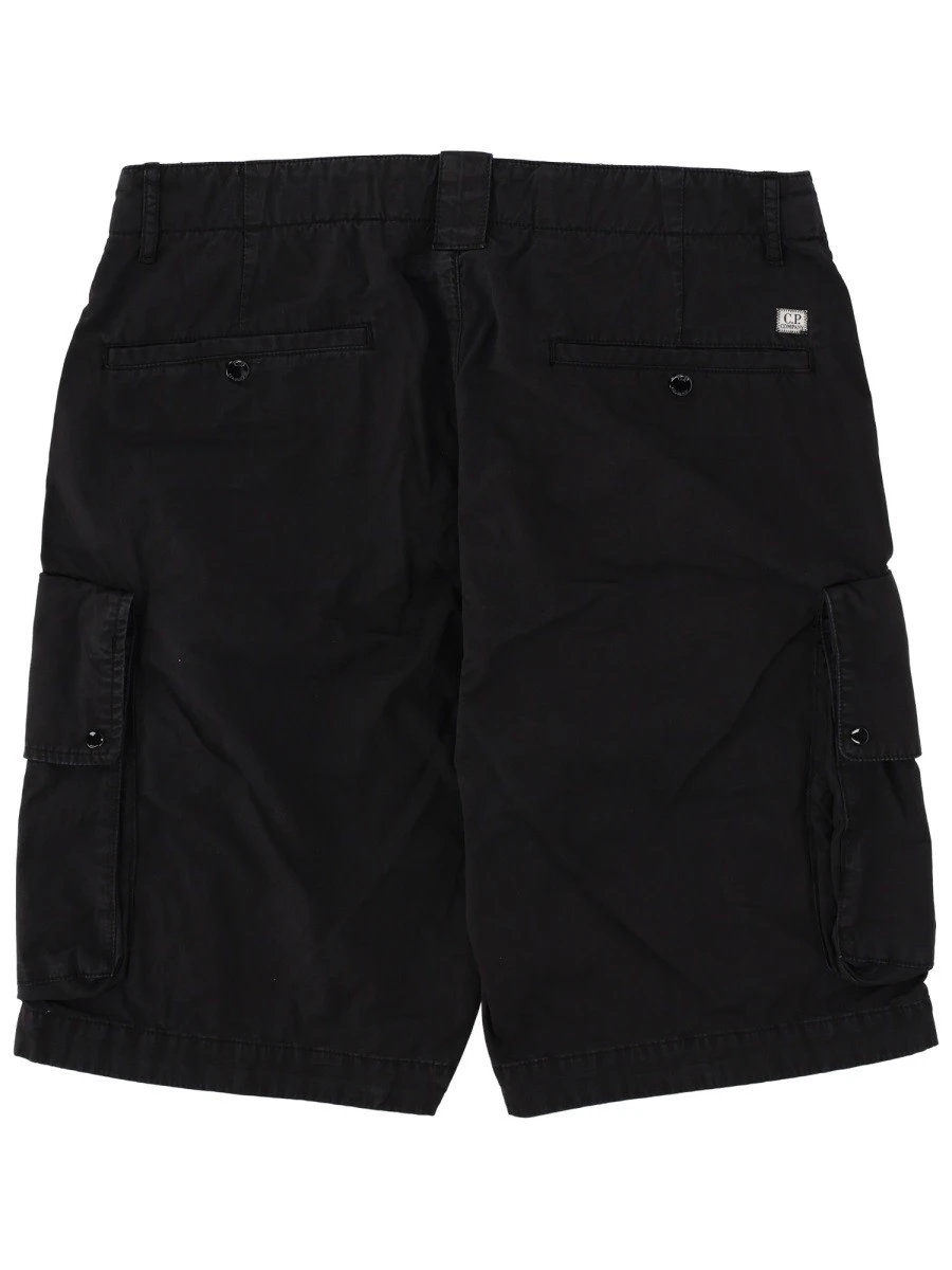 SHORTS CARGO CON PATCH LOGO.webp