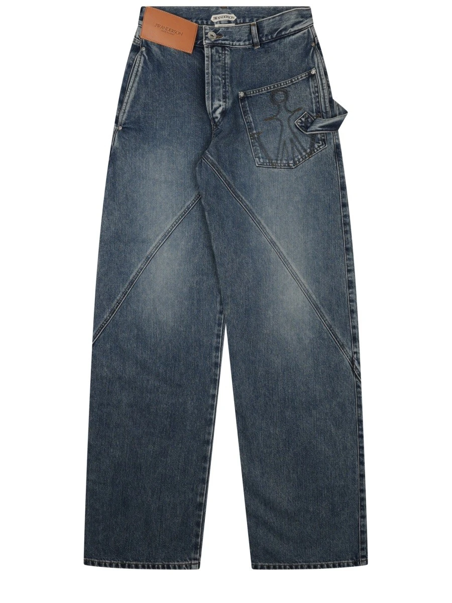 JEANS CON PATCH LOGO.webp