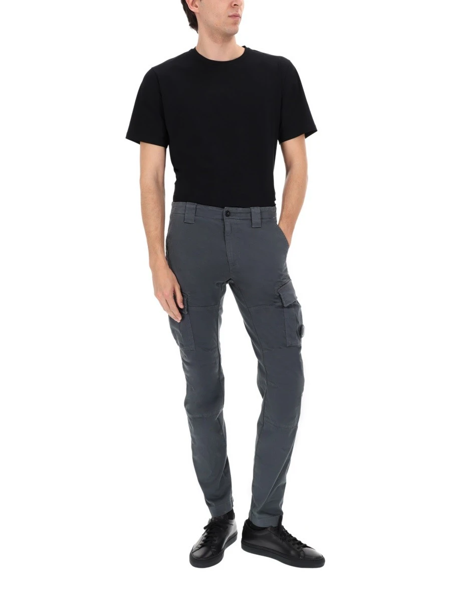 PANTALONE CARGO CON PATCH LOGO.webp