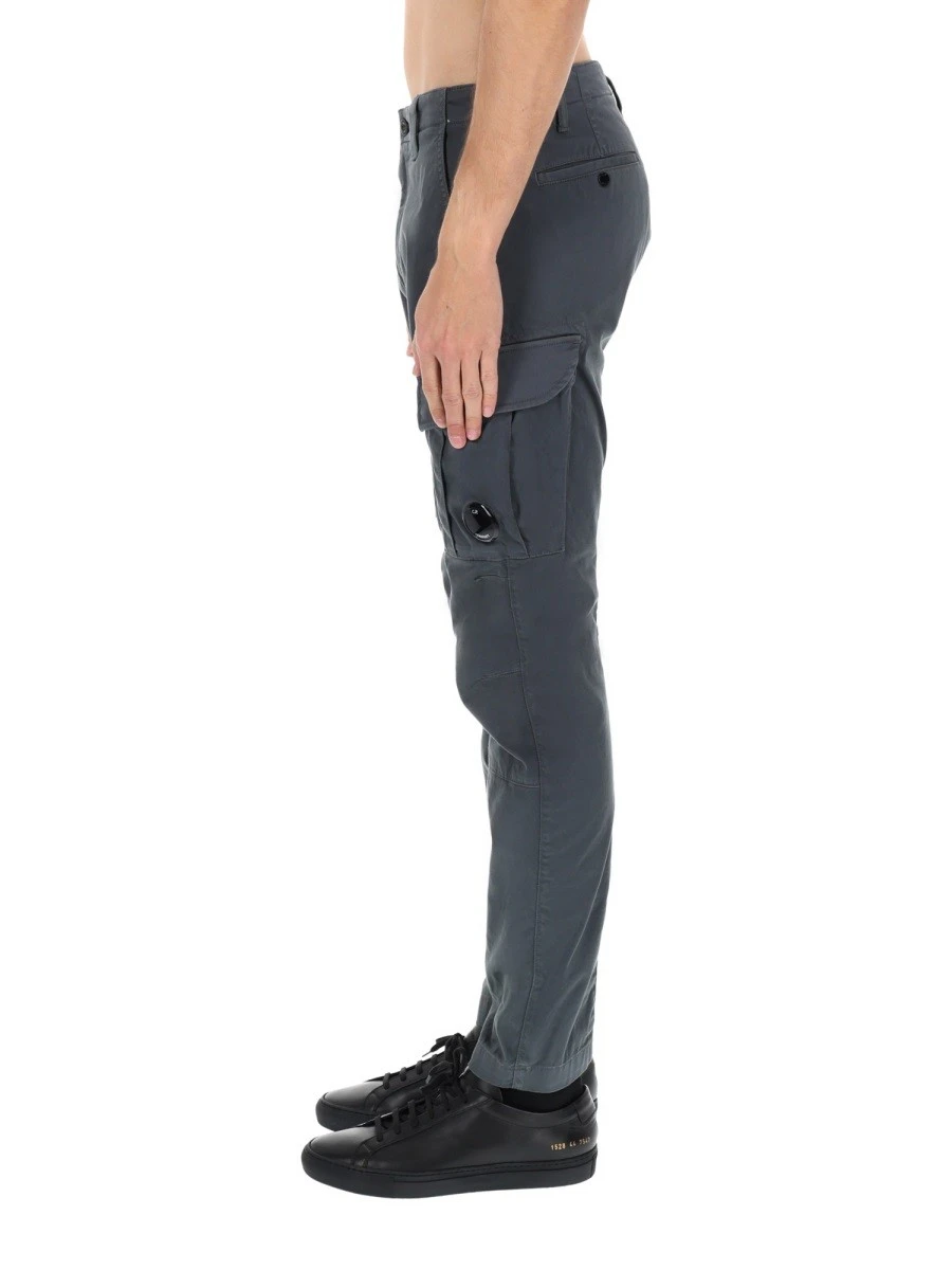 PANTALONE CARGO CON PATCH LOGO.webp