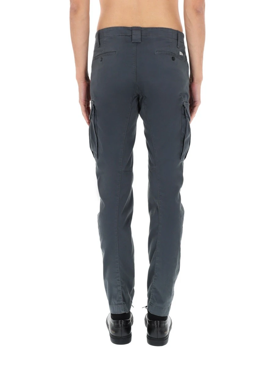 PANTALONE CARGO CON PATCH LOGO.webp