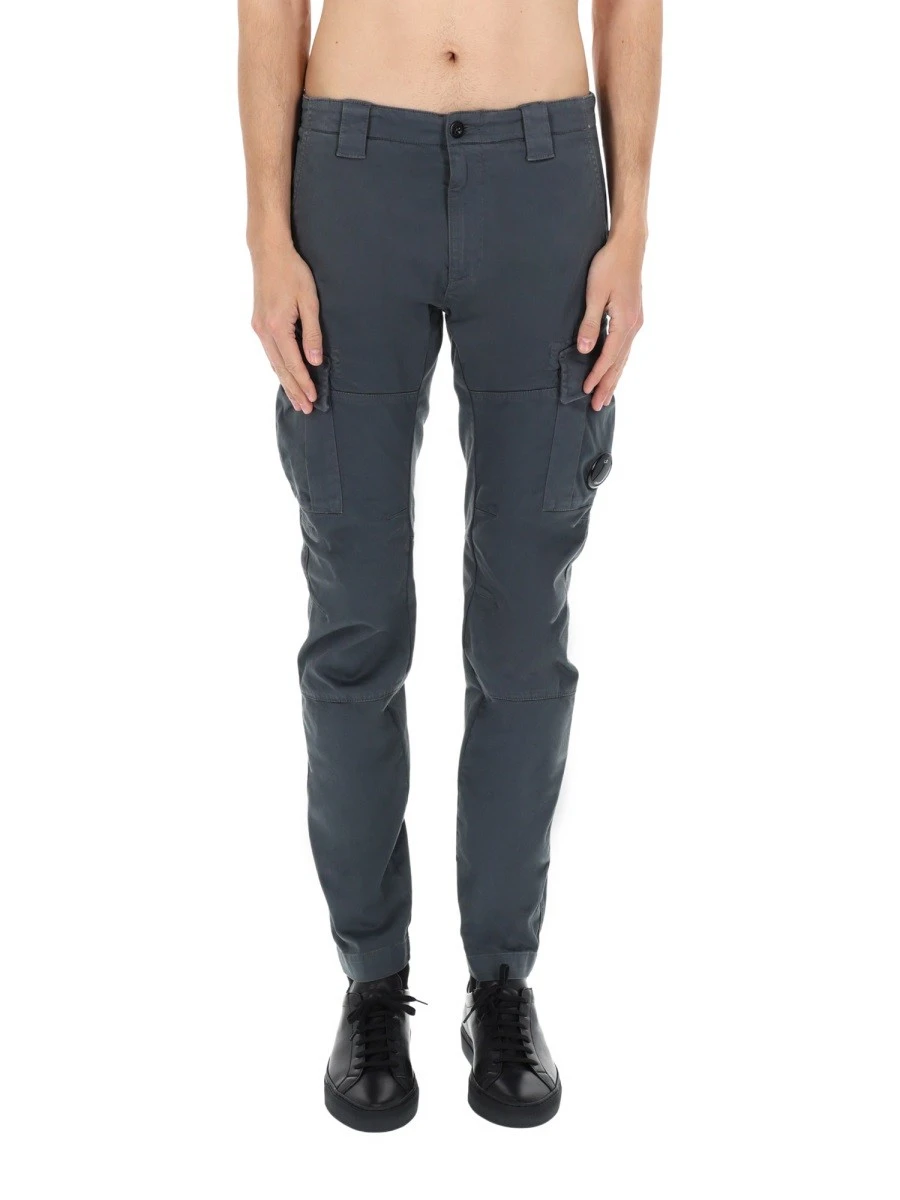 PANTALONE CARGO CON PATCH LOGO.webp