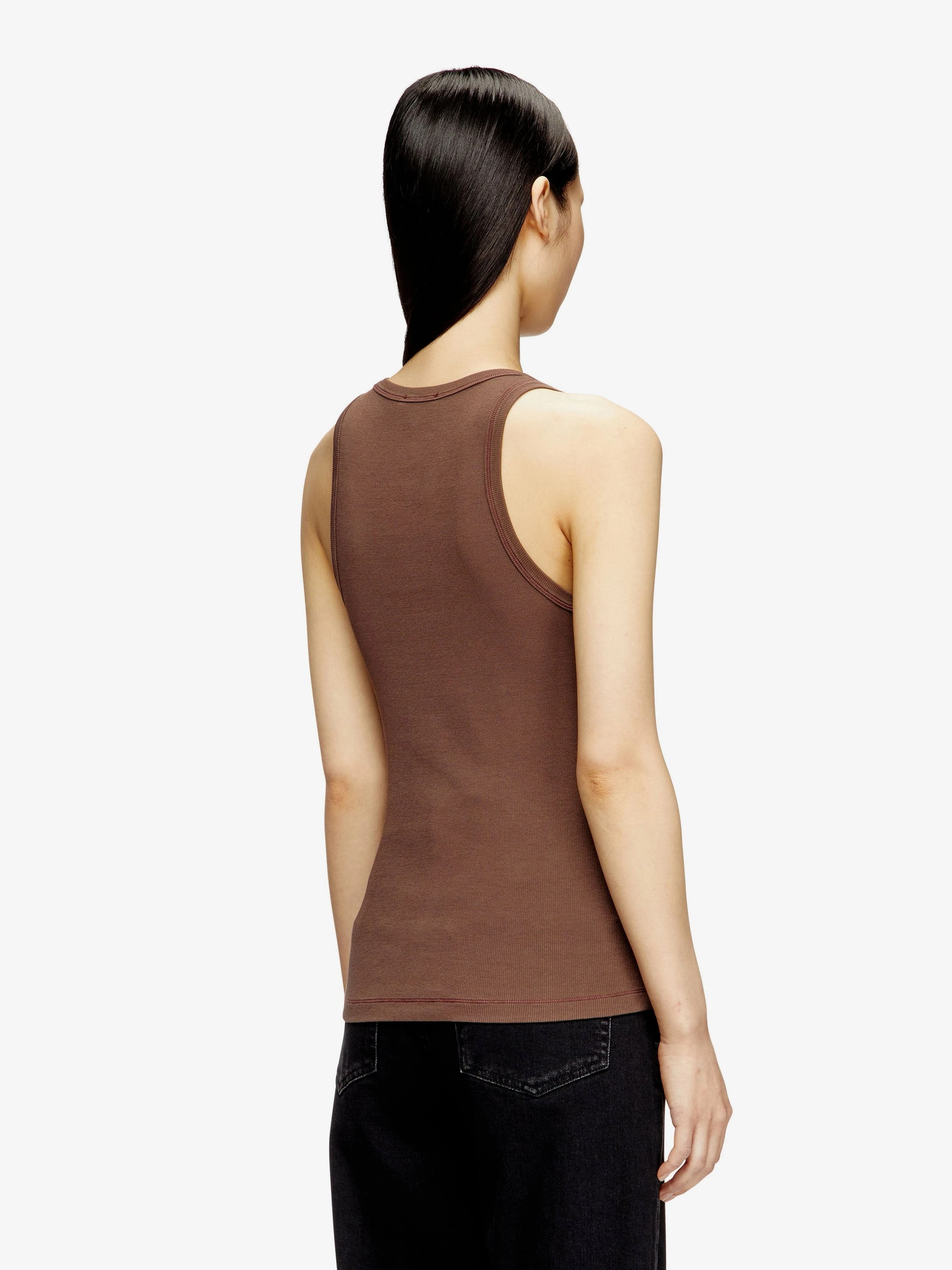 Slim-fit ribbed tank top with metal Oval D logo.webp