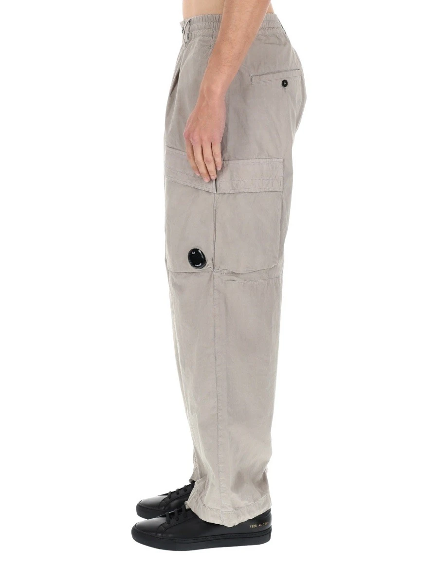 PANTALONE CARGO CON PATCH LOGO.webp