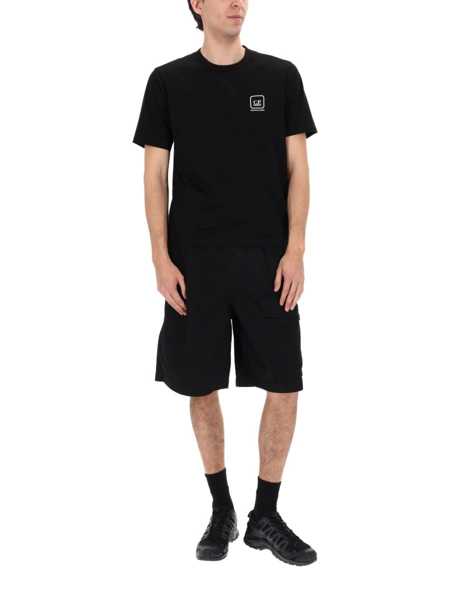 SHORTS CARGO CON PATCH LOGO.webp