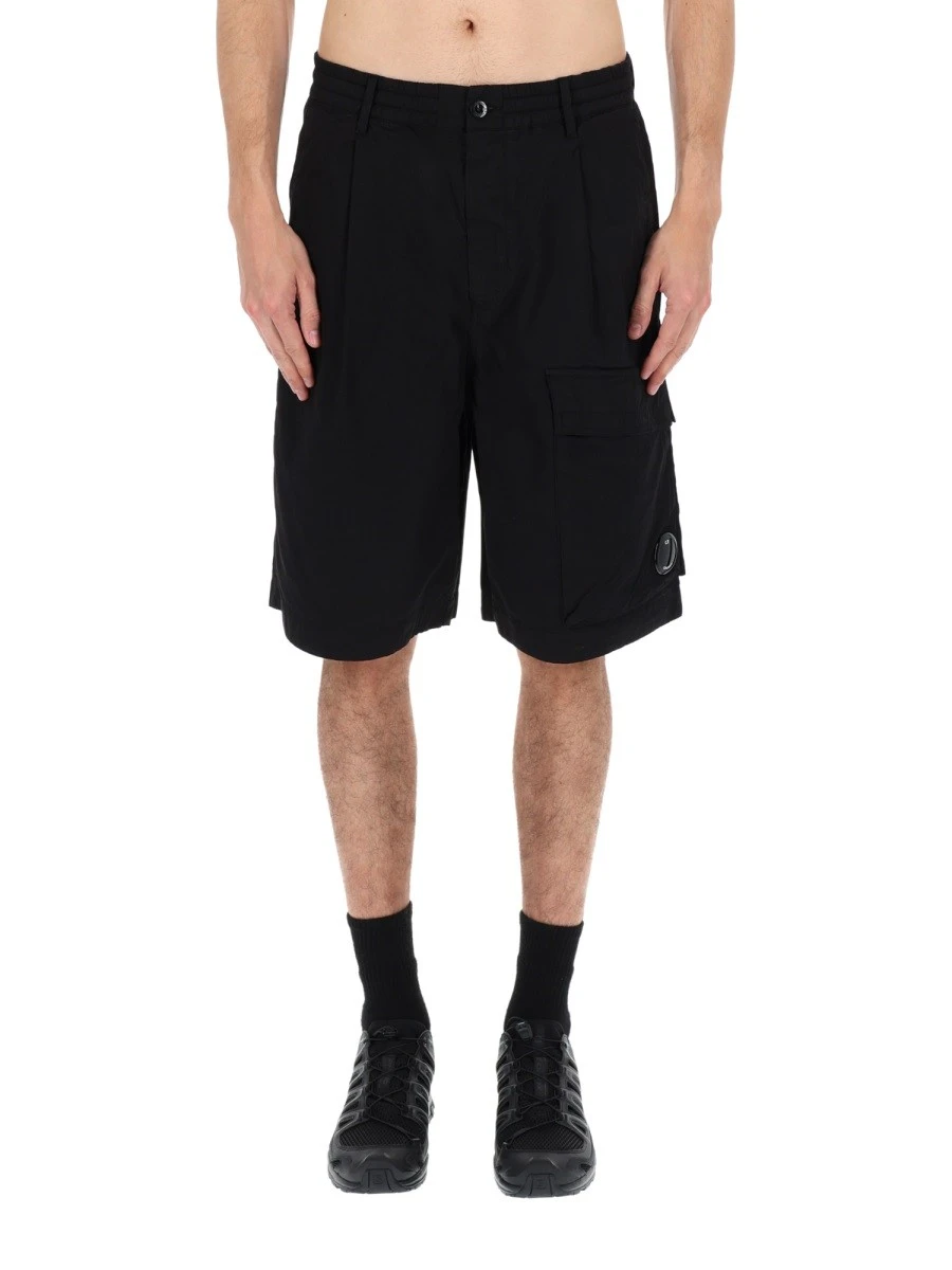 SHORTS CARGO CON PATCH LOGO.webp
