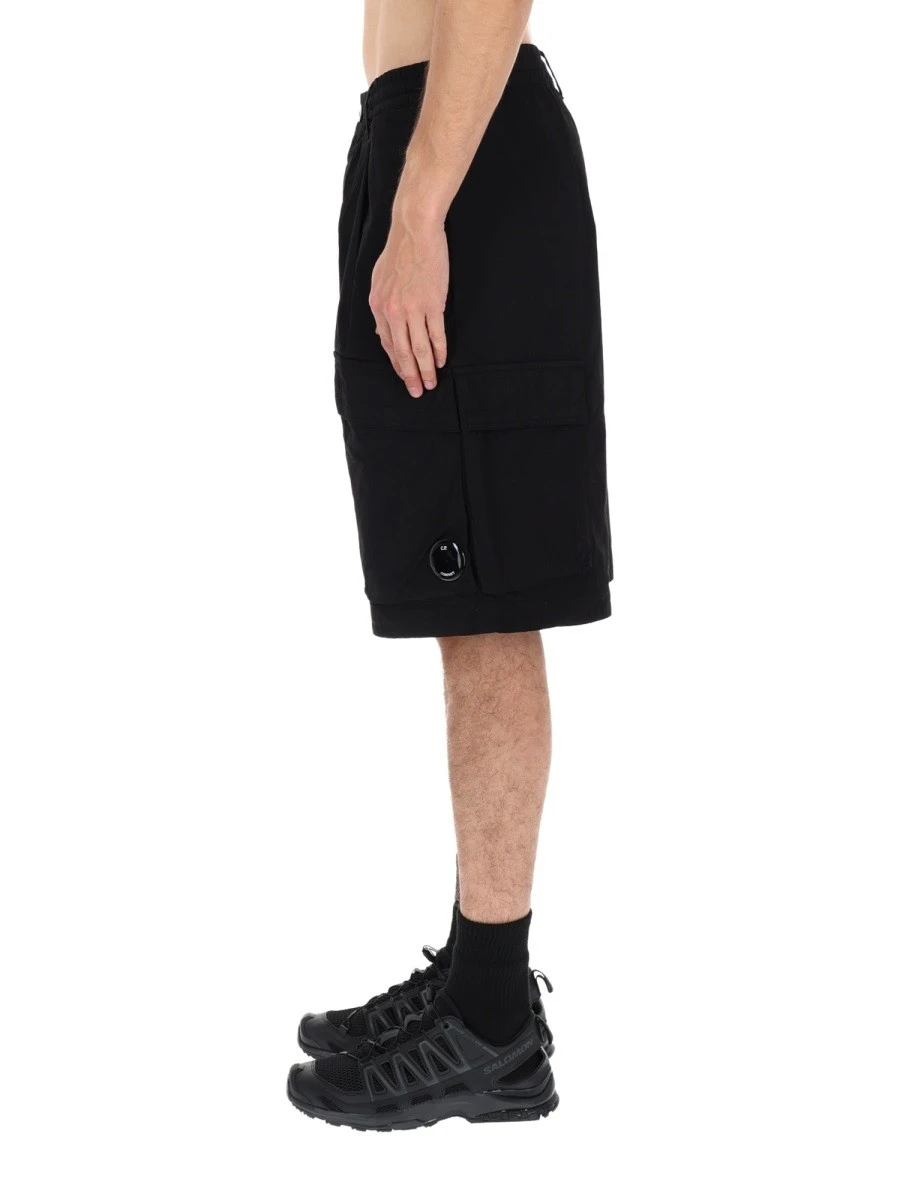 SHORTS CARGO CON PATCH LOGO.webp