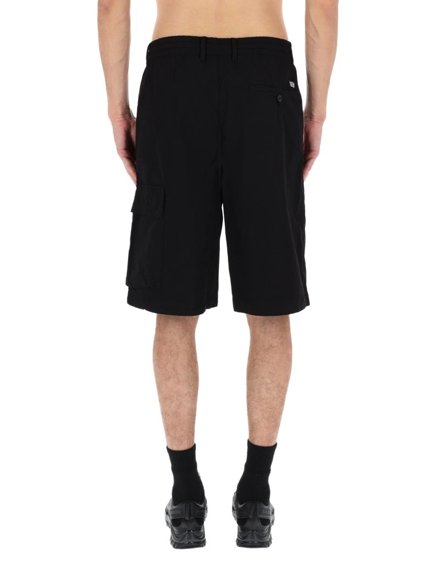 SHORTS CARGO CON PATCH LOGO.webp