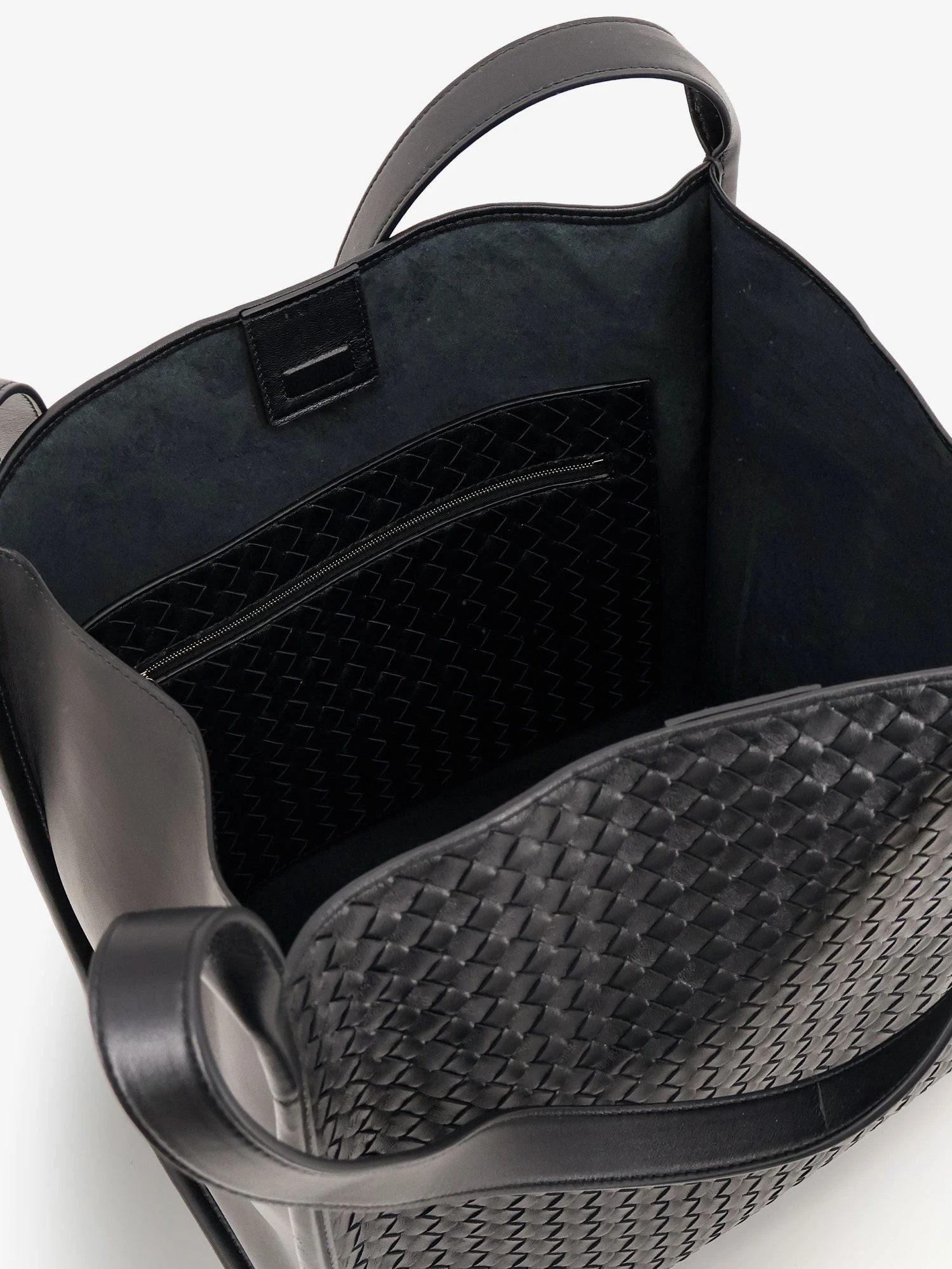 Corriere leather shoulder bag with Intrecciato pattern.webp