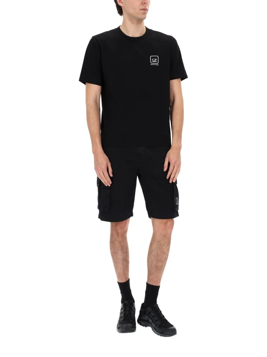 SHORTS CARGO CON PATCH LOGO.webp