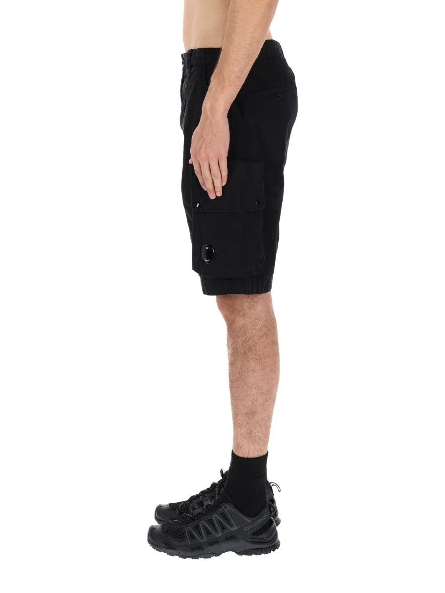 SHORTS CARGO CON PATCH LOGO.webp