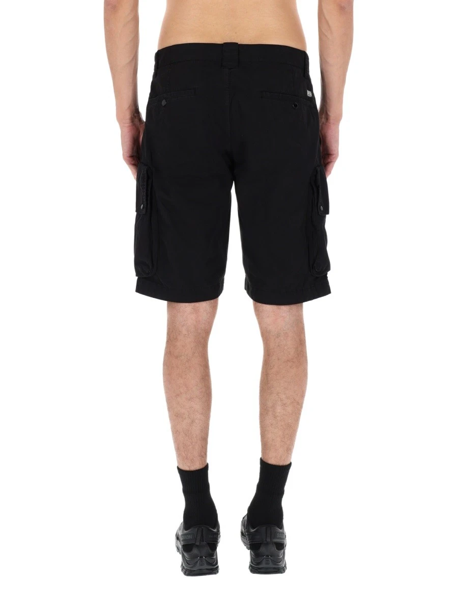 SHORTS CARGO CON PATCH LOGO.webp
