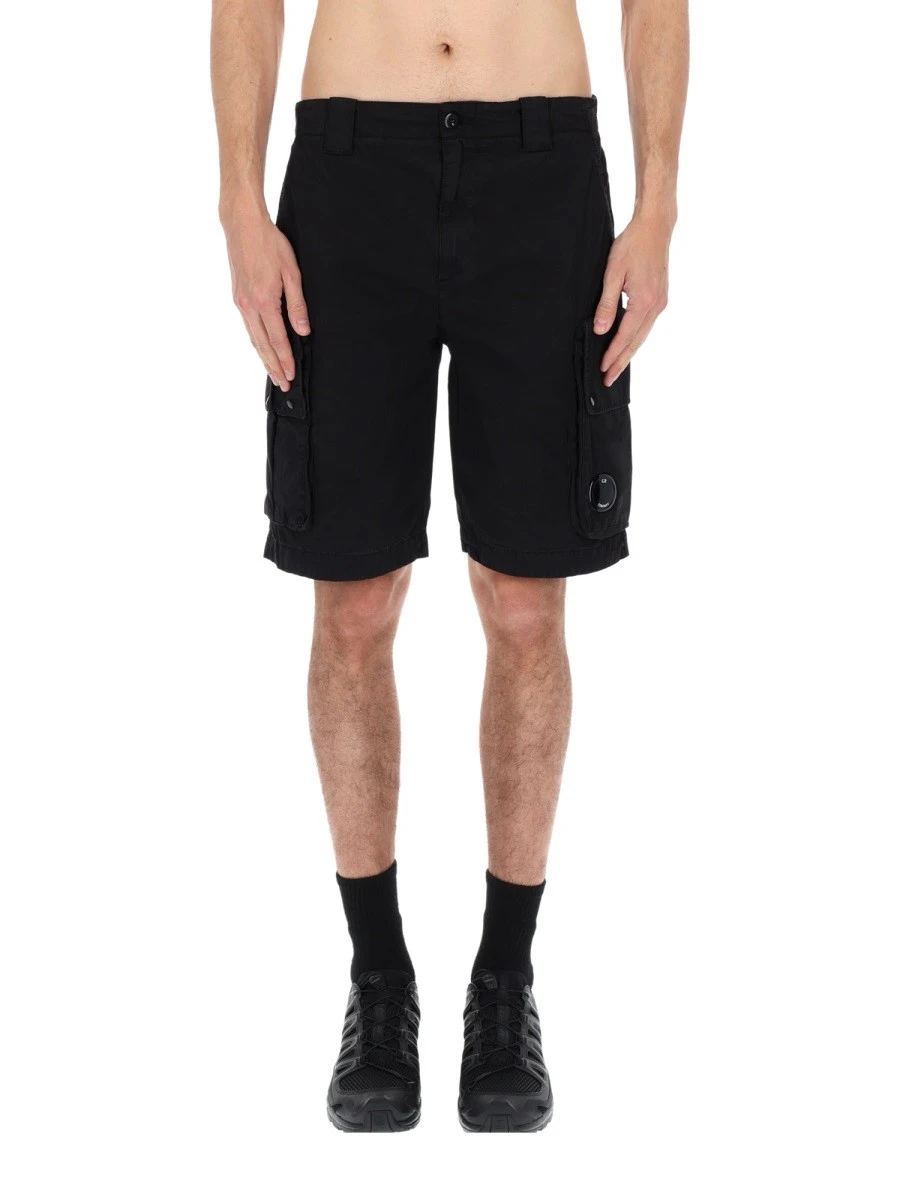 SHORTS CARGO CON PATCH LOGO.webp