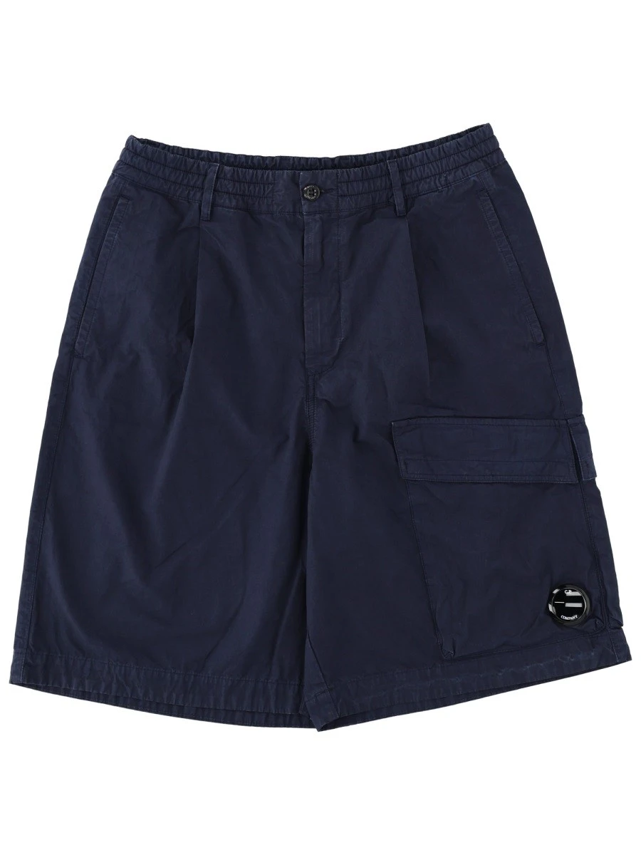 SHORTS CARGO CON PATCH LOGO.webp