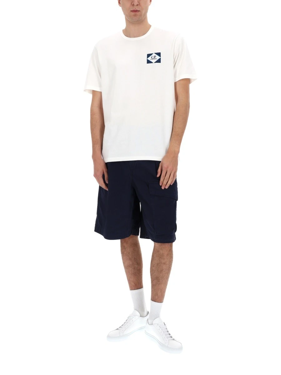 SHORTS CARGO CON PATCH LOGO.webp