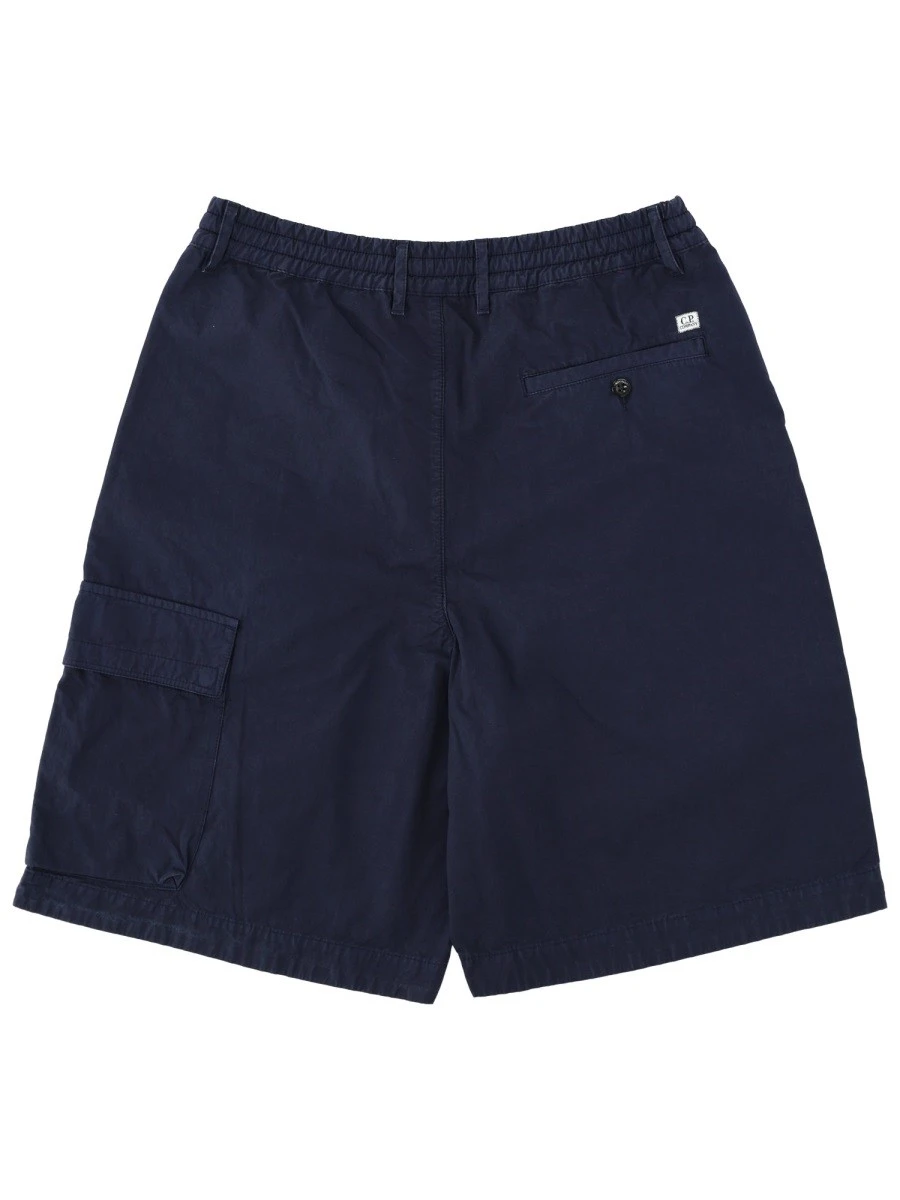 SHORTS CARGO CON PATCH LOGO.webp