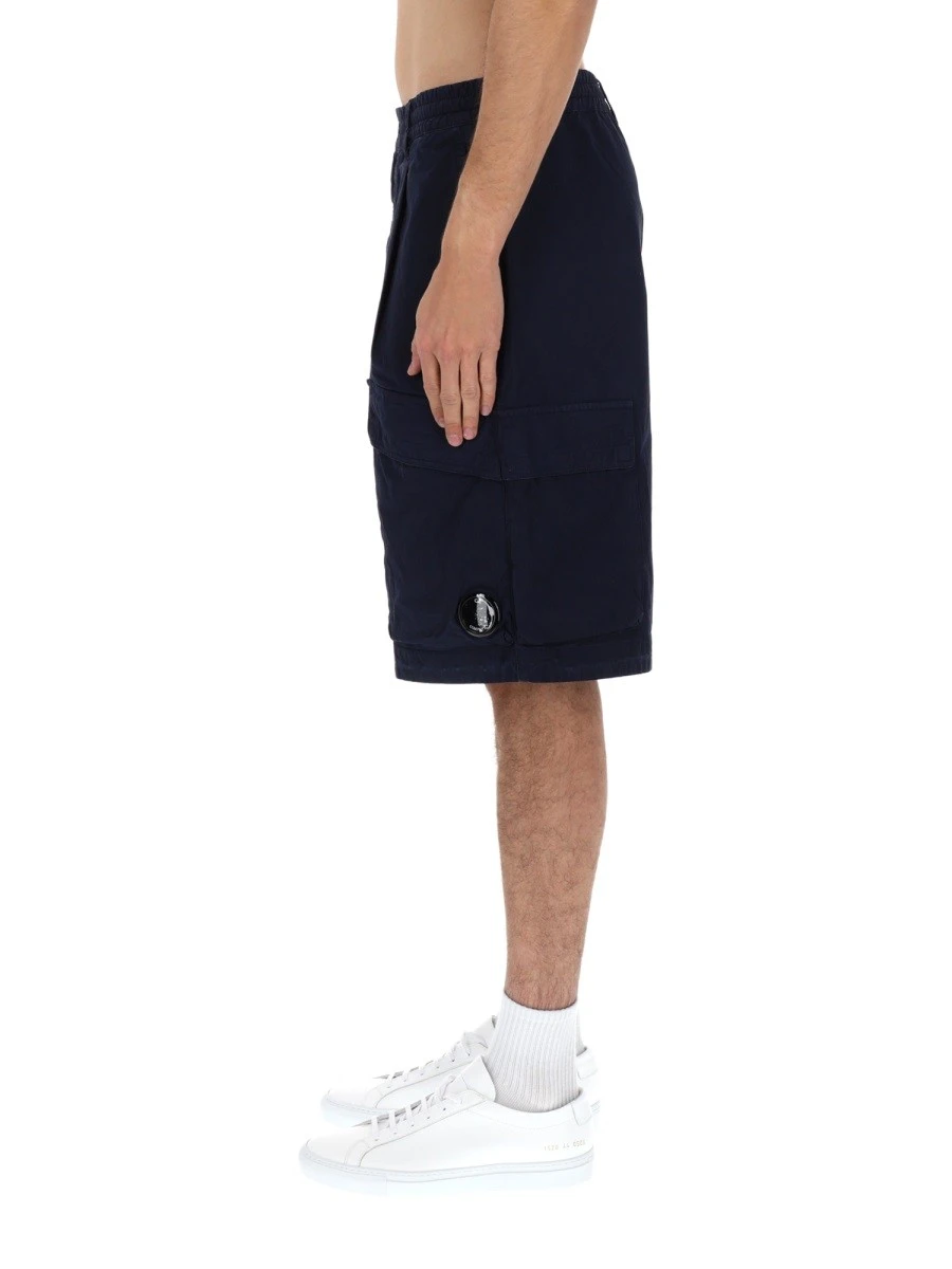 SHORTS CARGO CON PATCH LOGO.webp