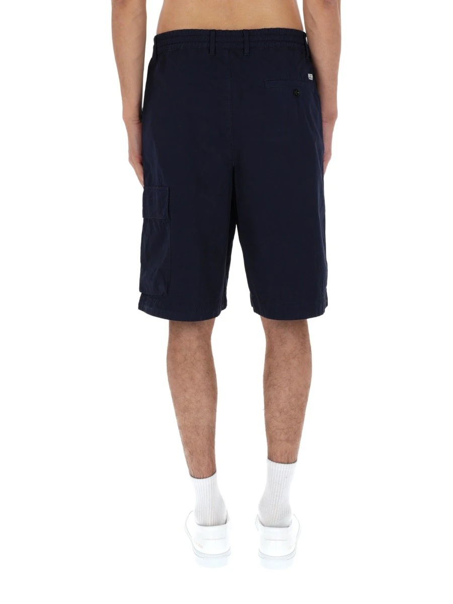 SHORTS CARGO CON PATCH LOGO.webp