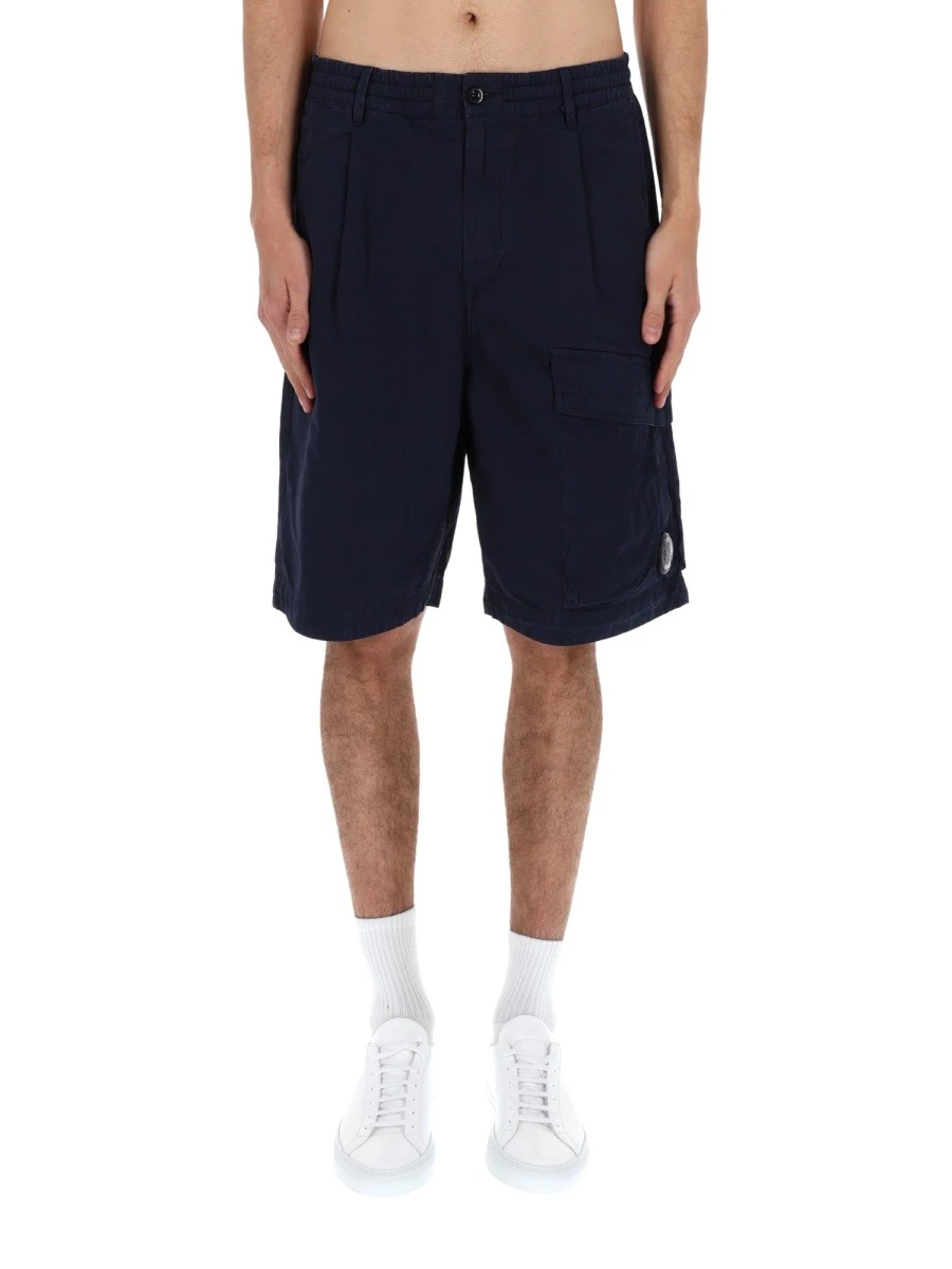 SHORTS CARGO CON PATCH LOGO.webp