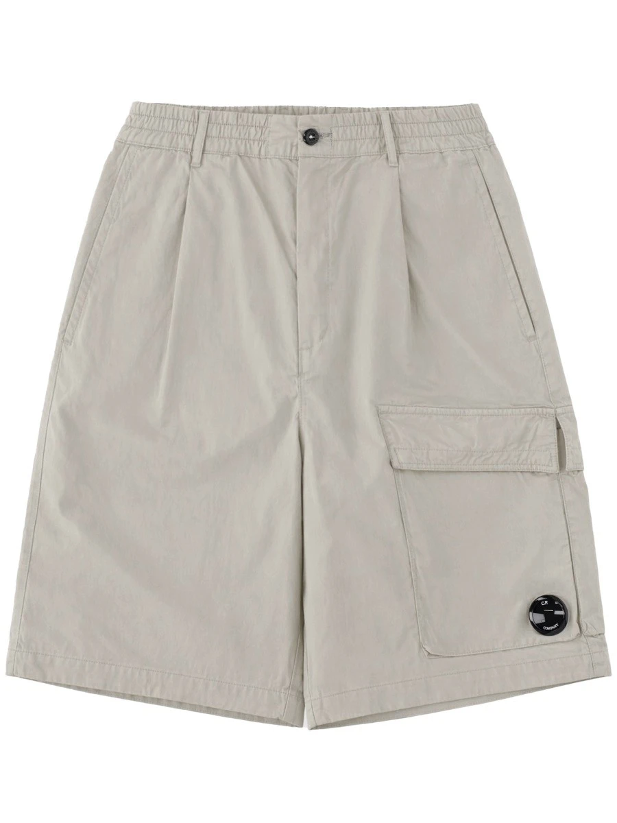 SHORTS CARGO CON PATCH LOGO.webp