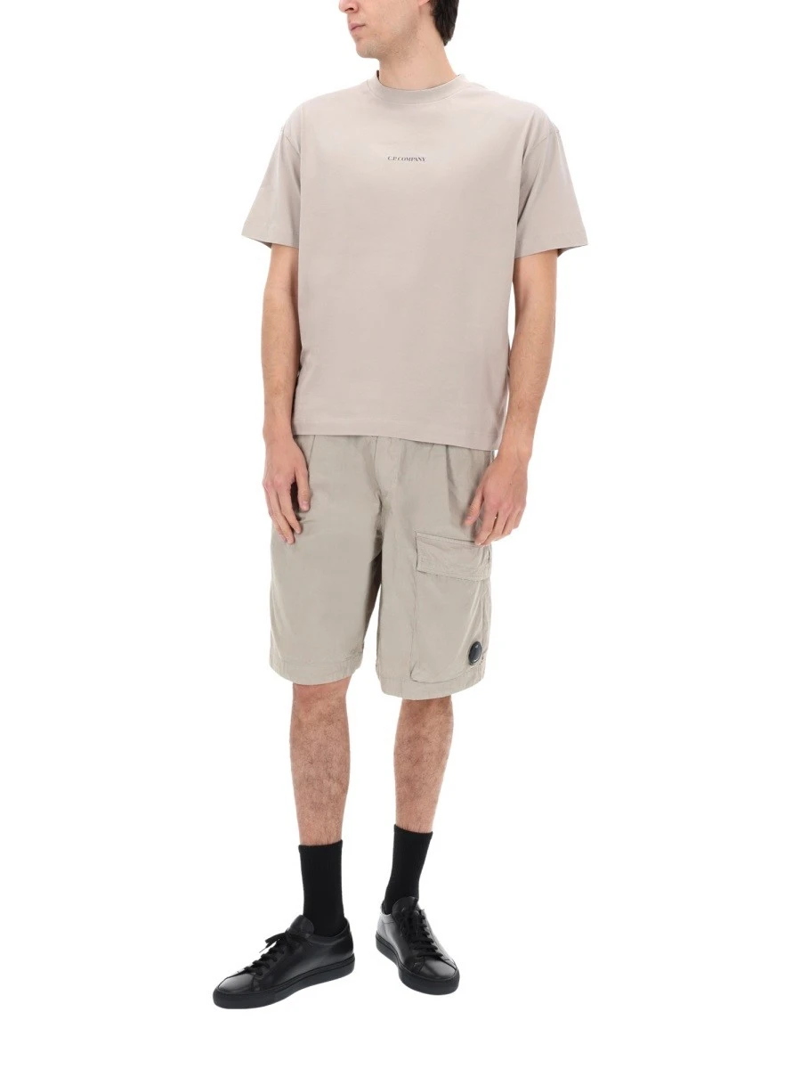 SHORTS CARGO CON PATCH LOGO.webp