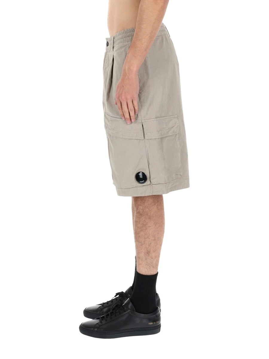 SHORTS CARGO CON PATCH LOGO.webp
