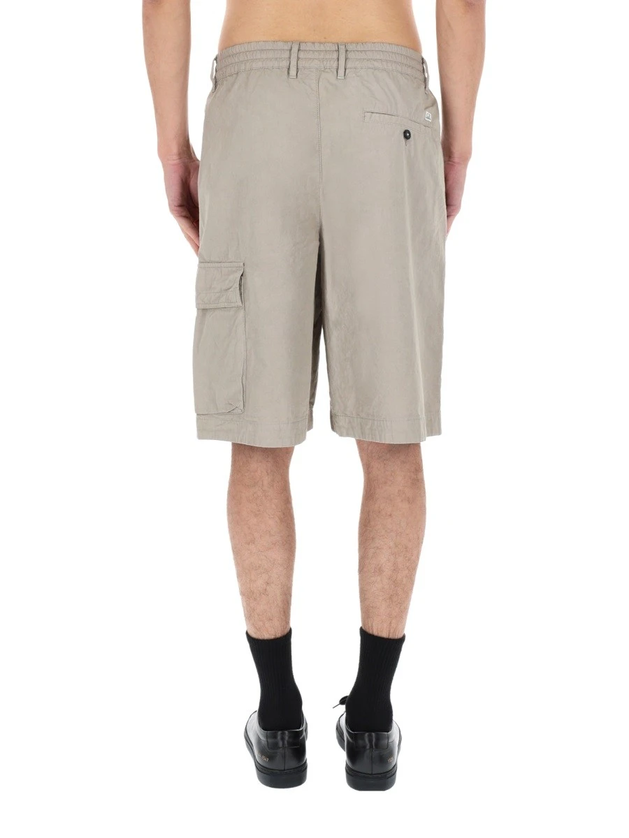 SHORTS CARGO CON PATCH LOGO.webp