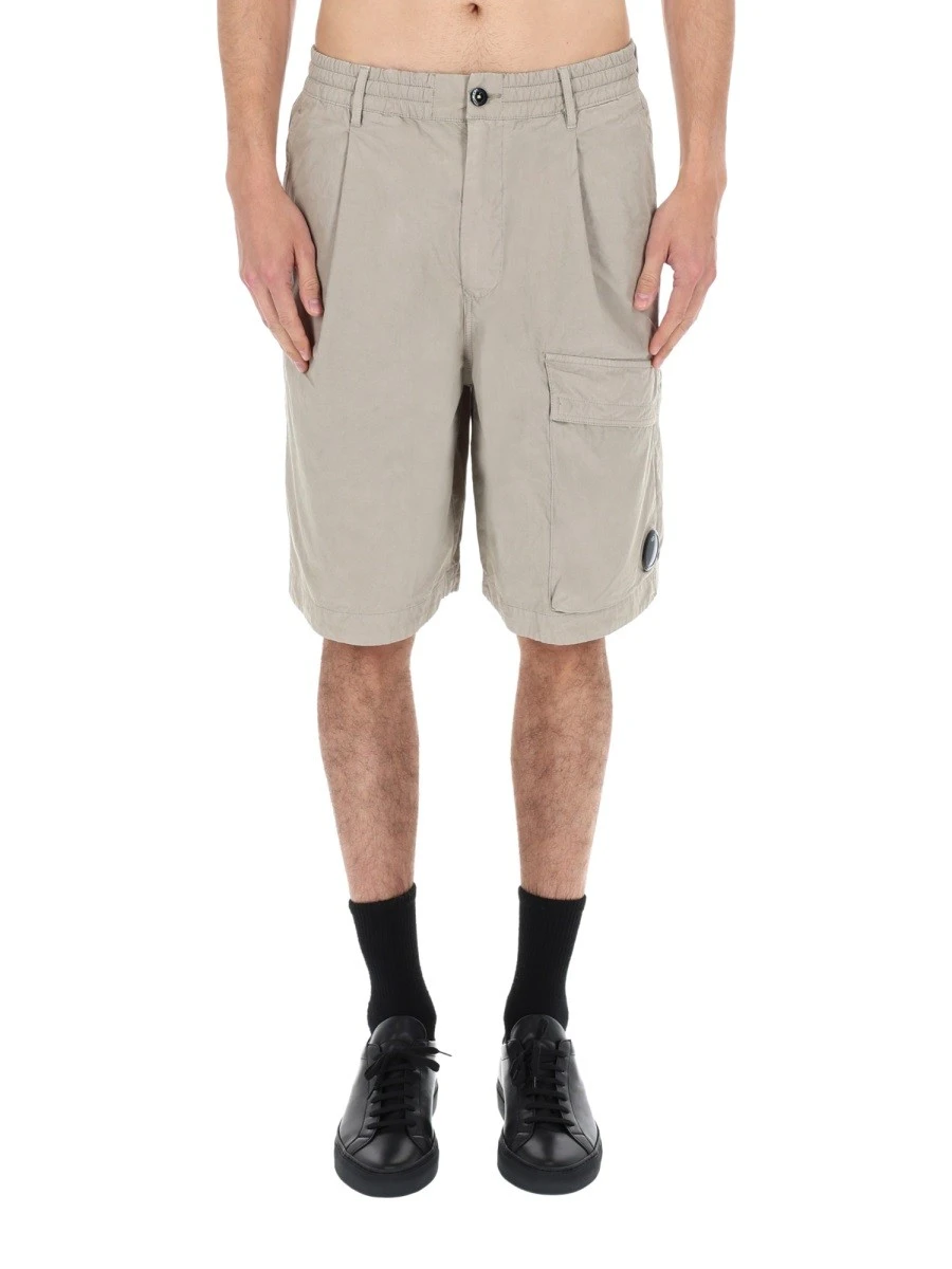 SHORTS CARGO CON PATCH LOGO.webp