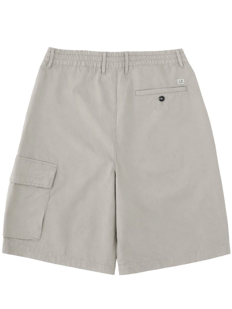 SHORTS CARGO CON PATCH LOGO.webp