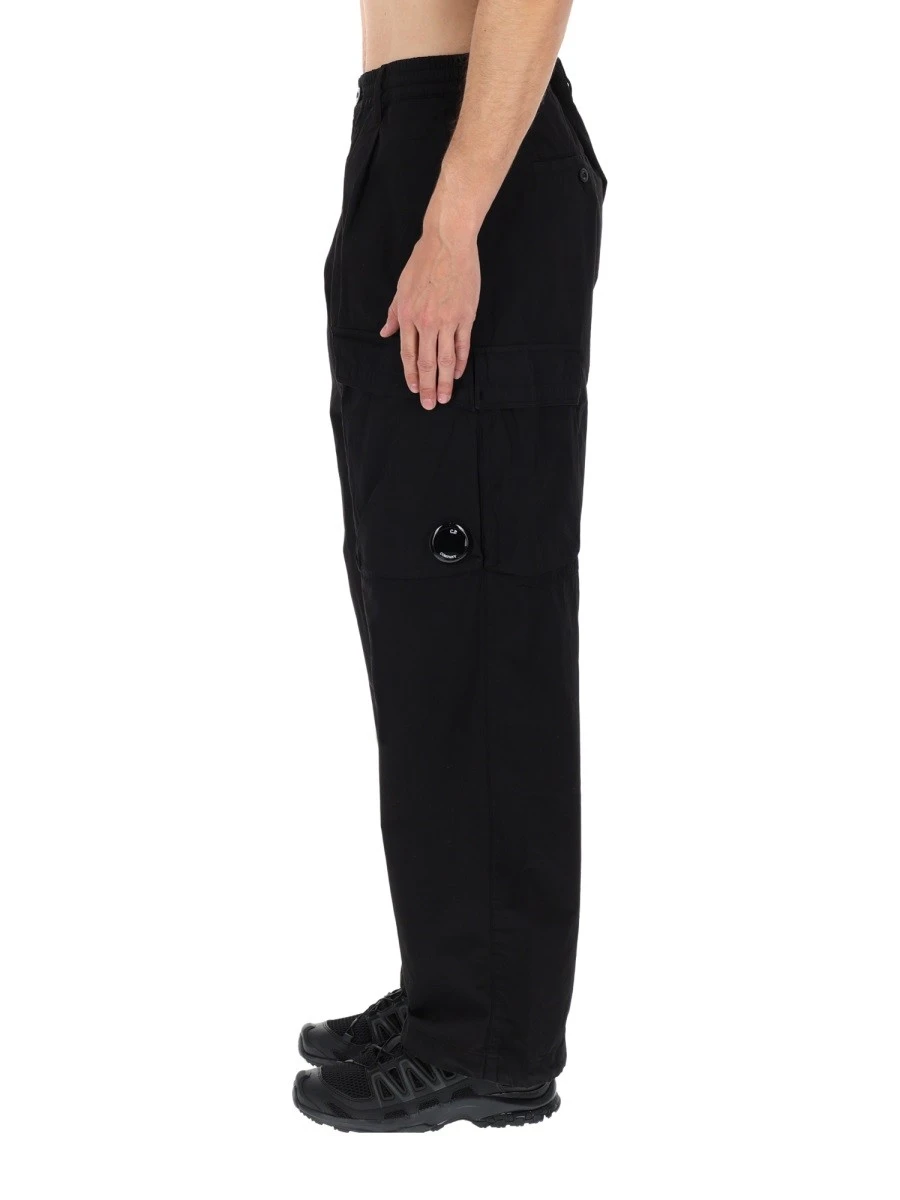 PANTALONE CARGO CON PATCH LOGO.webp
