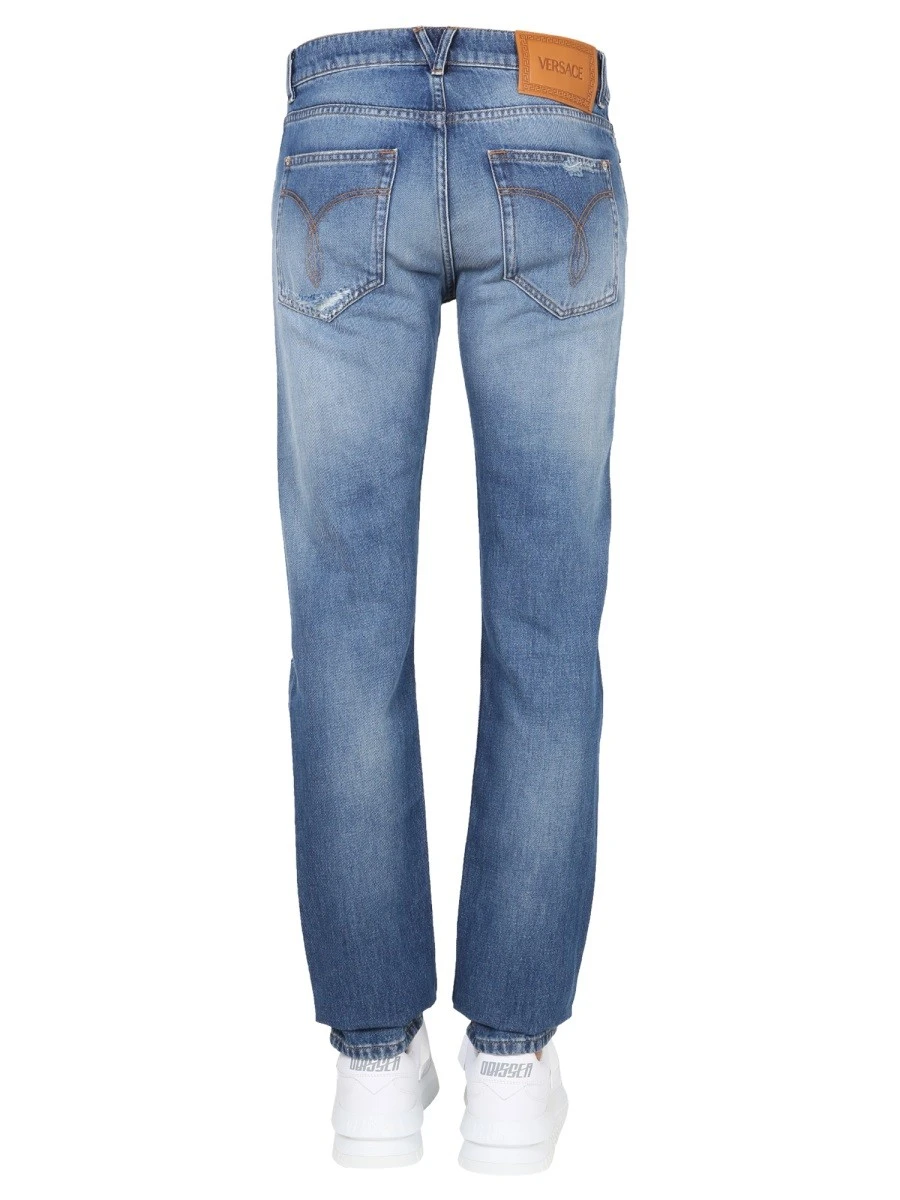 JEANS CON PATCH LOGO.webp