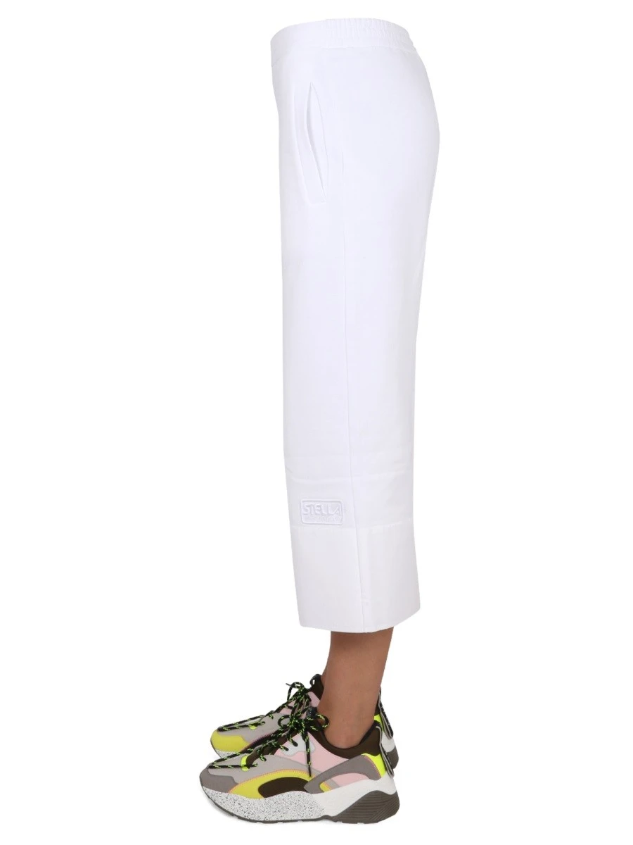 PANTALONE CON RICAMO LOGO.webp