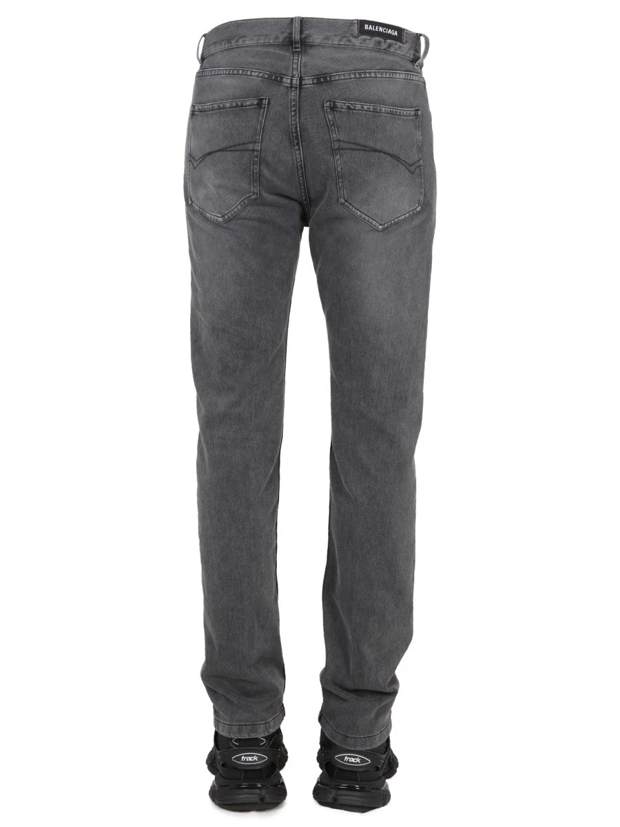 JEANS CON PATCH LOGO.webp