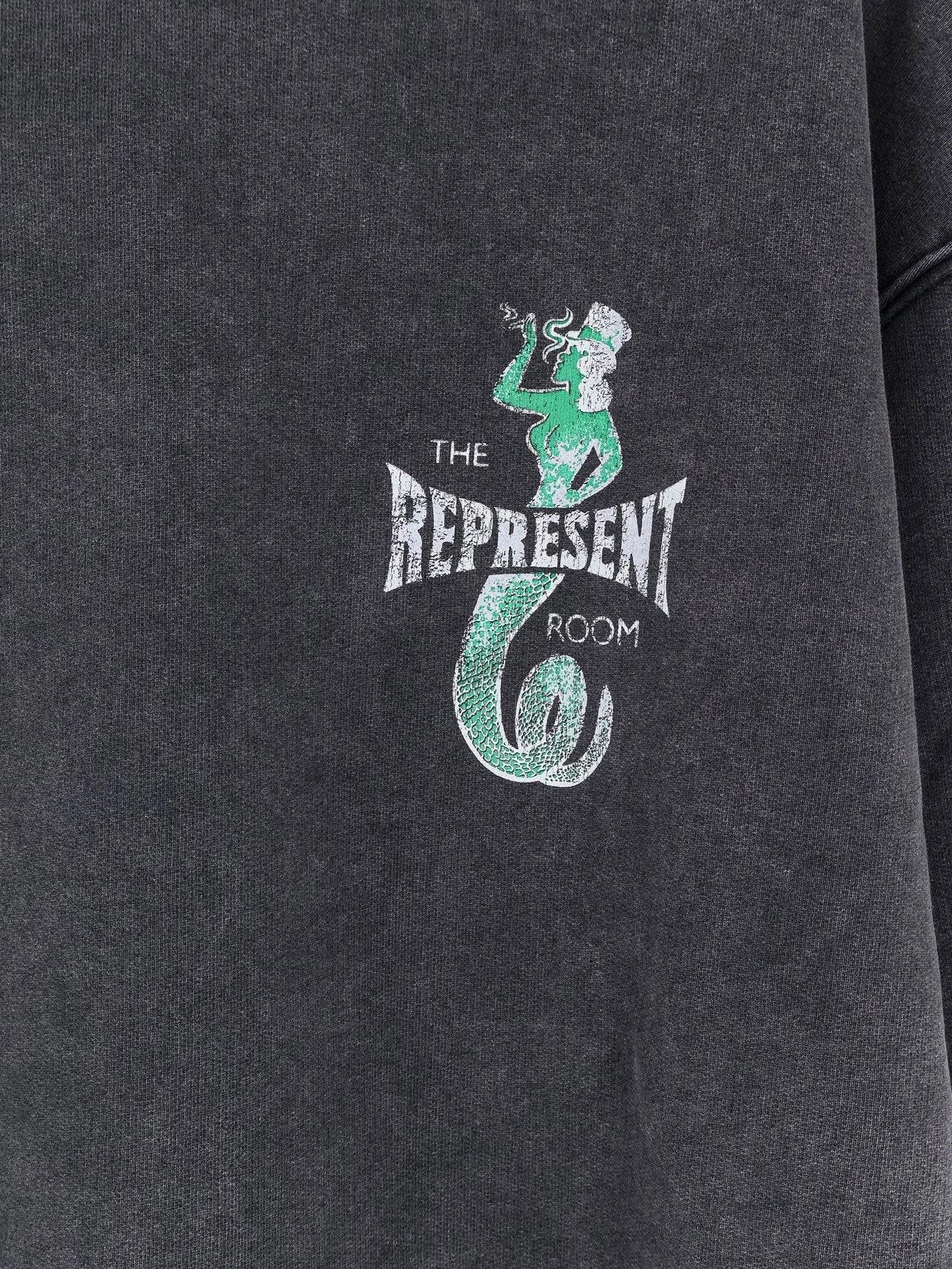 Cotton sweatshirt with print on the front.webp