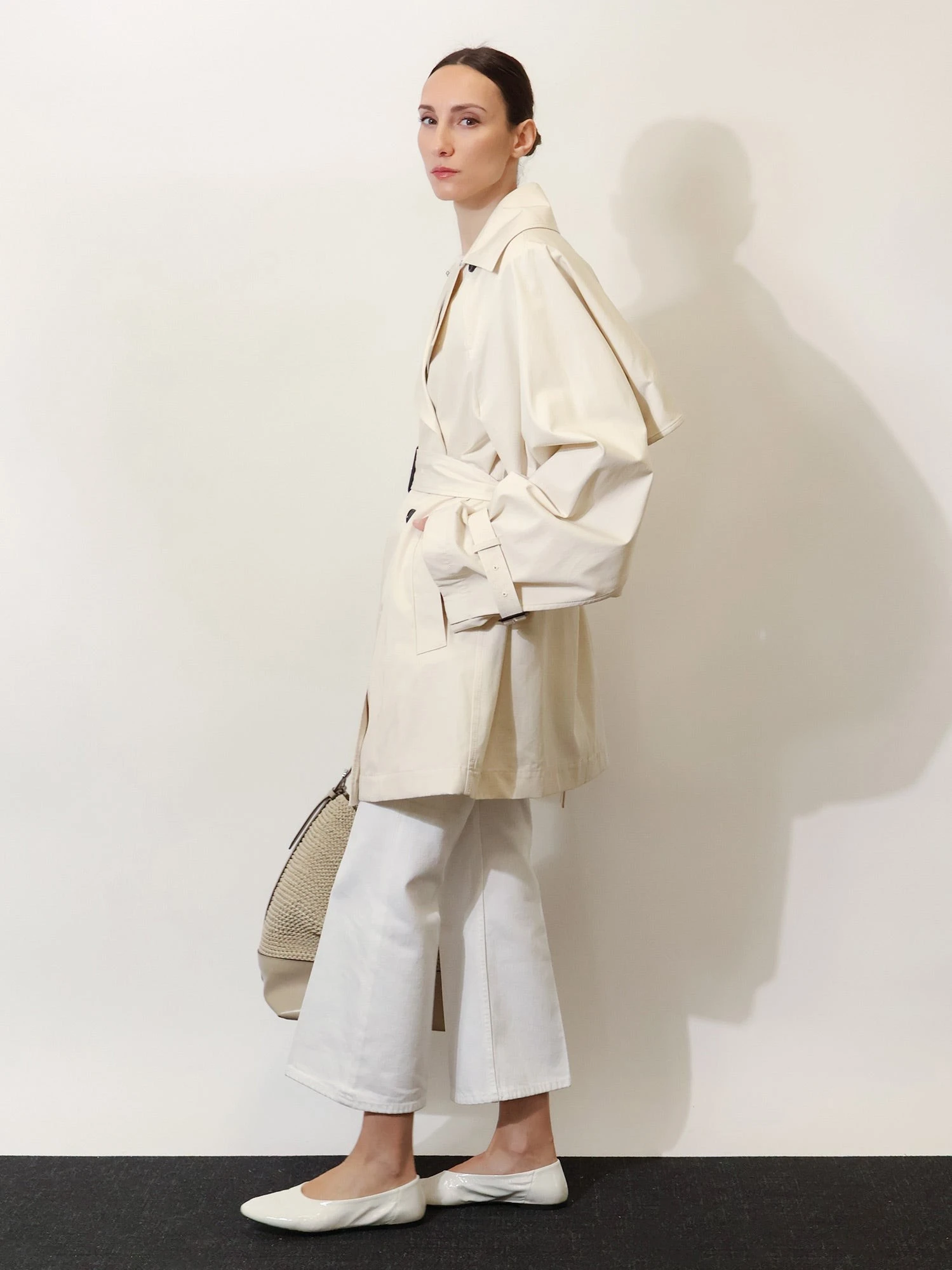 White denim trousers with flared bottom.webp