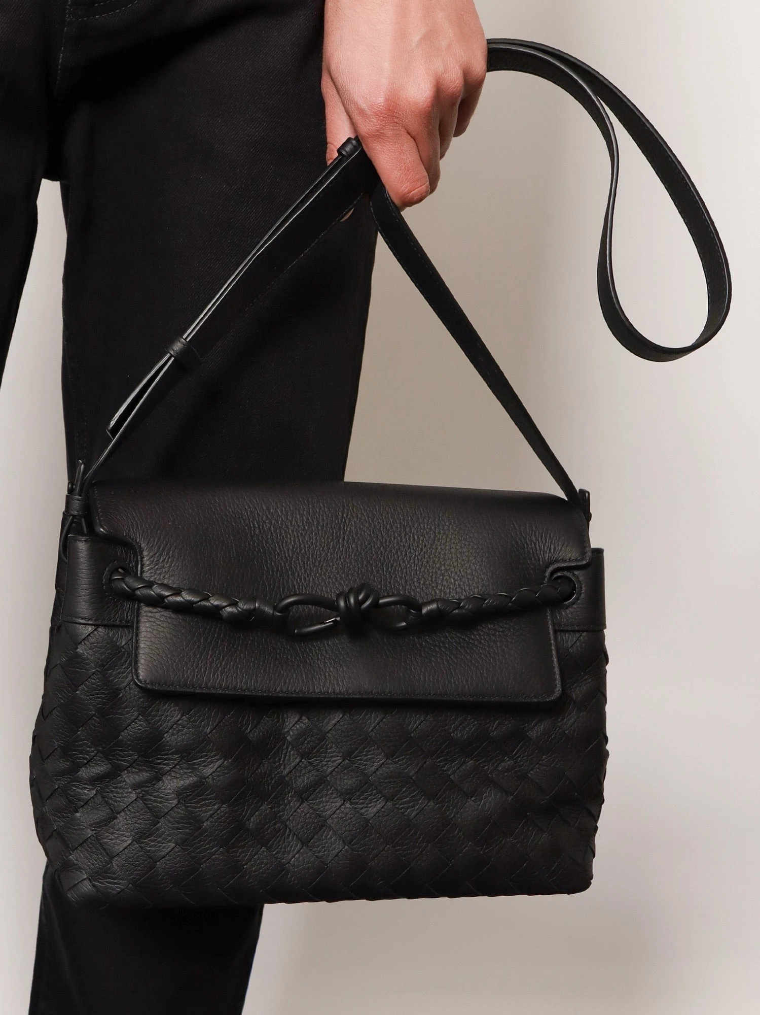 Andiamo leather shoulder bag with Intrecciato pattern.webp