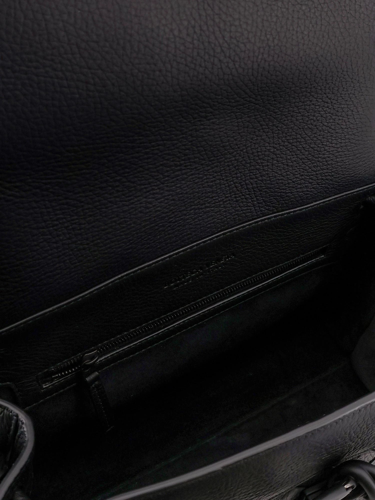 Andiamo leather shoulder bag with Intrecciato pattern.webp