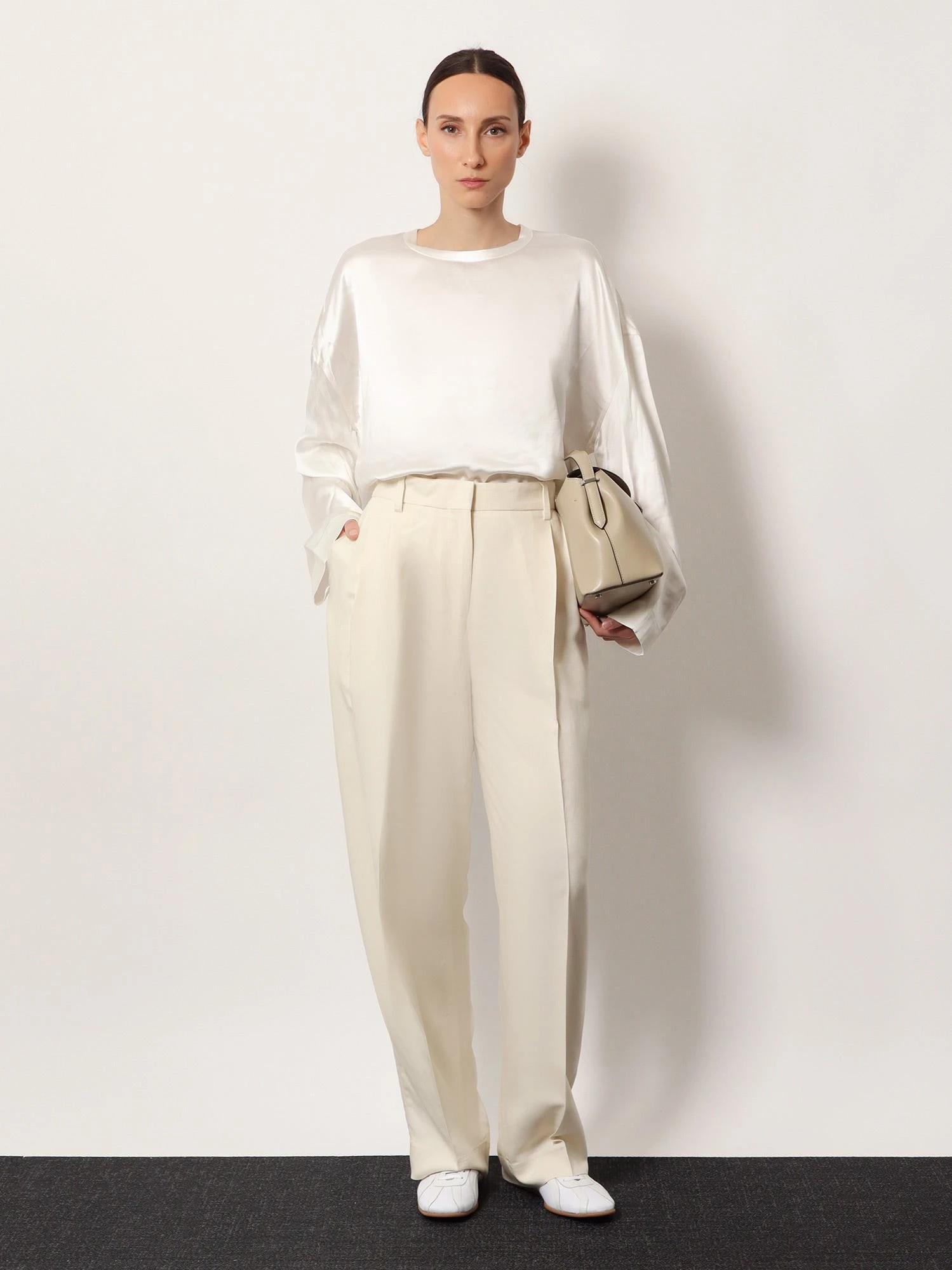 Double-pleat fluid viscose trousers.webp