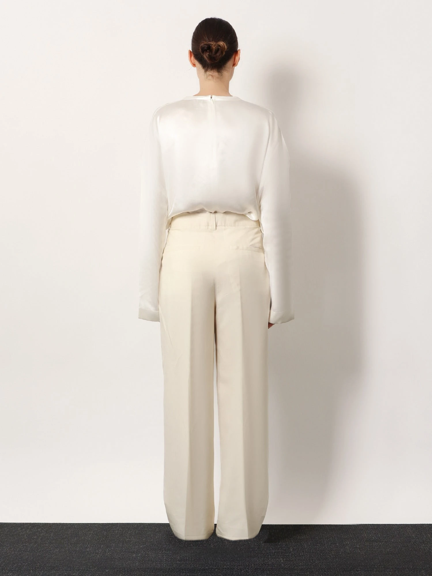 Double-pleat fluid viscose trousers.webp