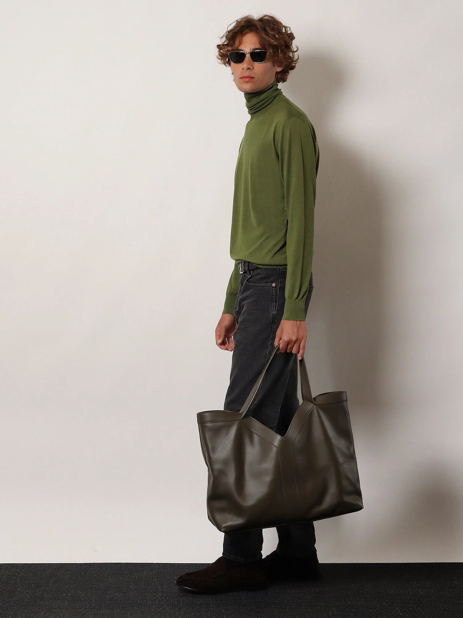 Y Oversize leather tote bag.webp