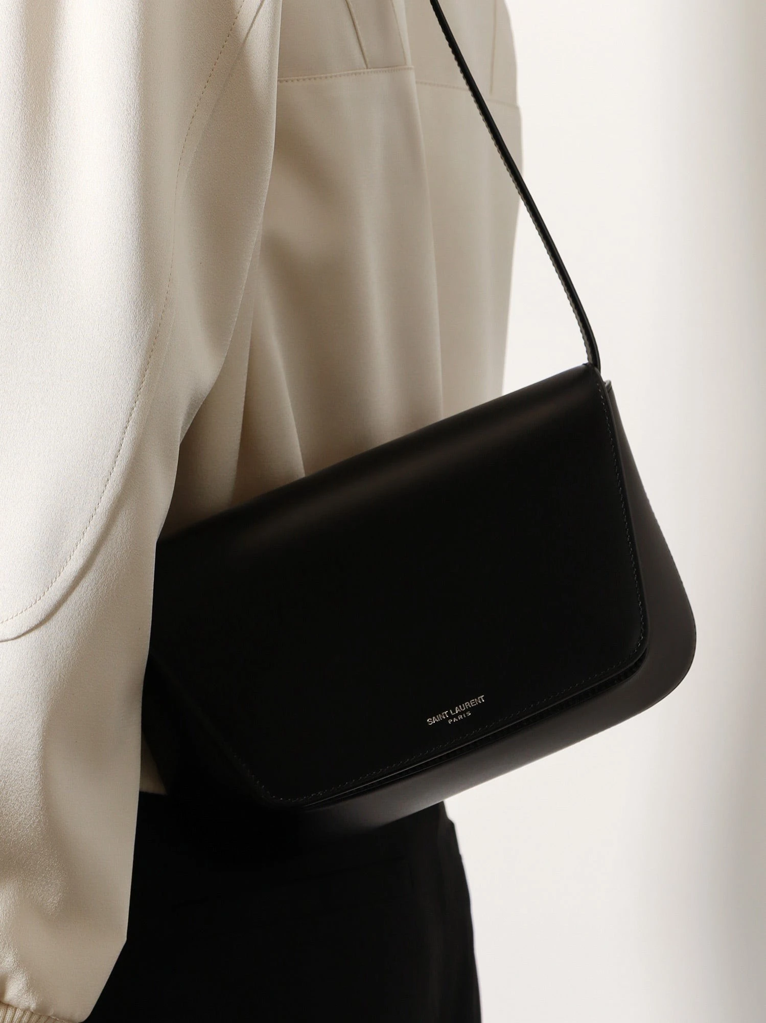 Leather shoulder bag.webp