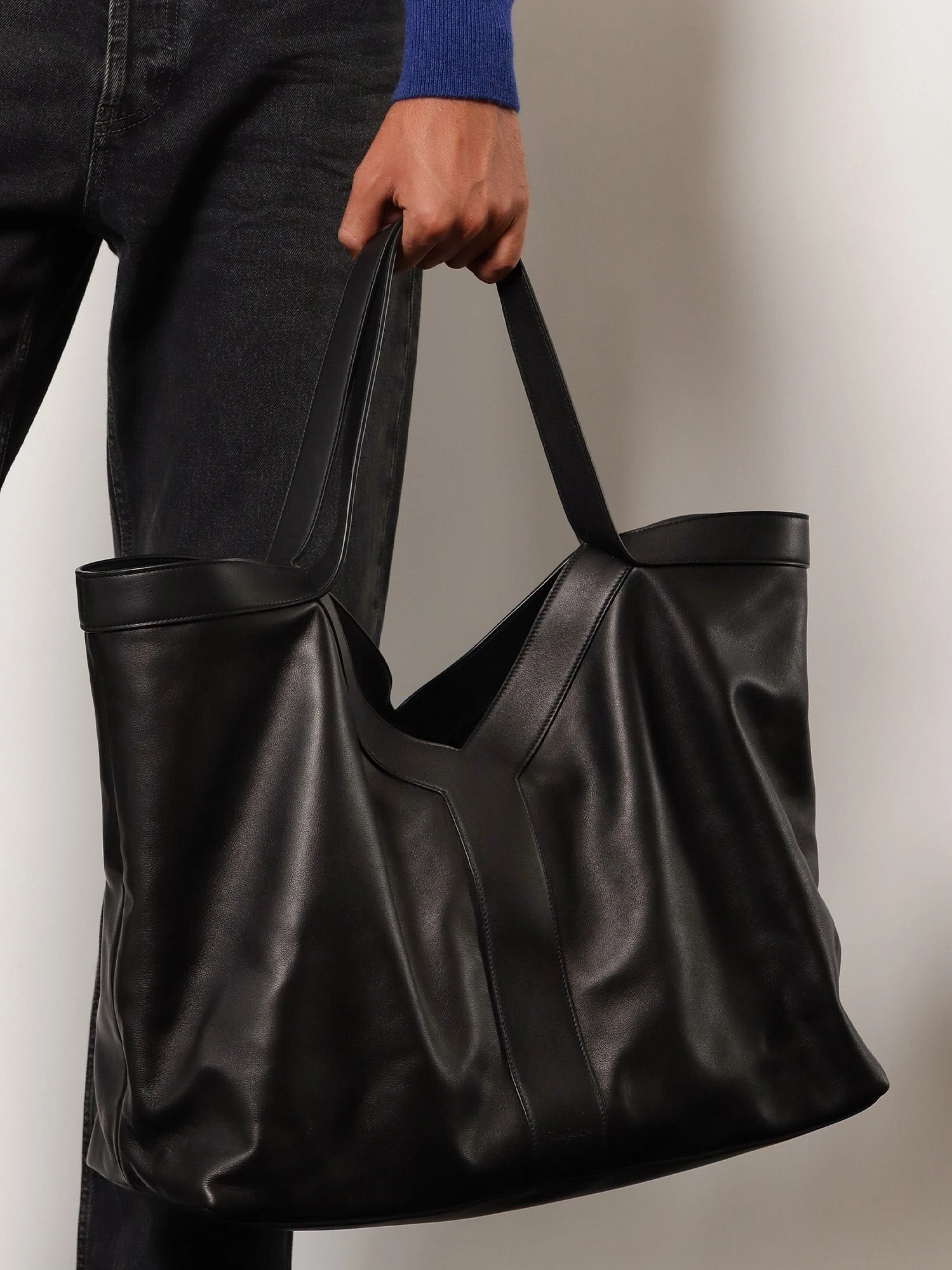 Y Oversize leather tote bag.webp