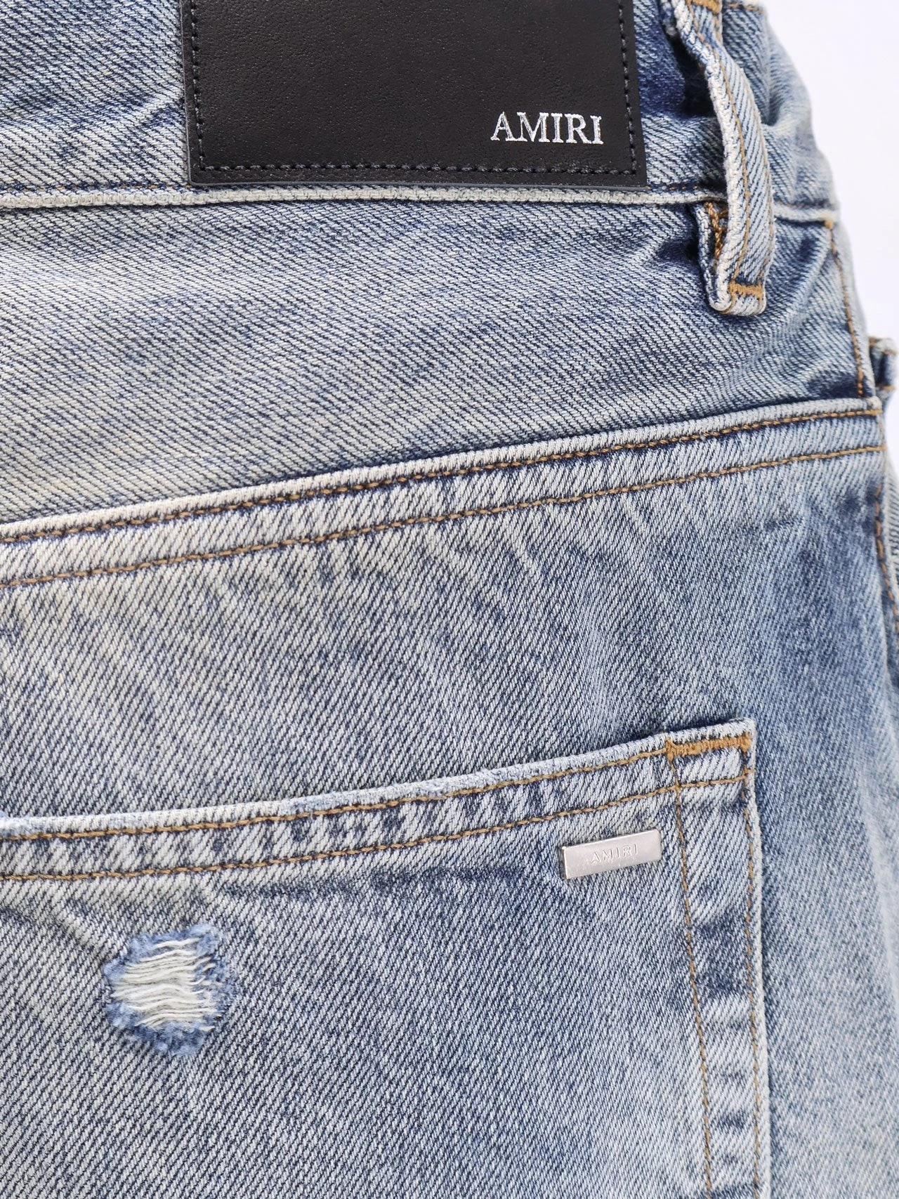 Destroyed effect jeans.webp
